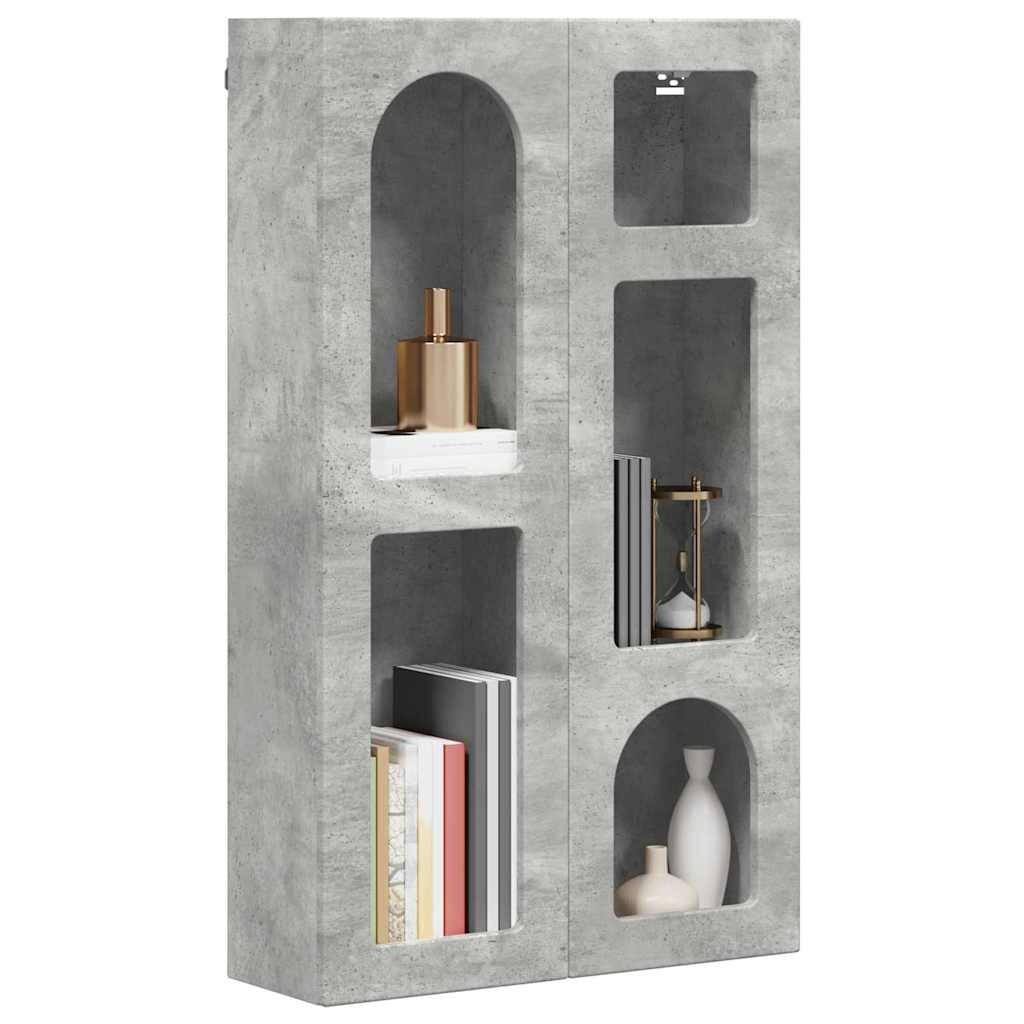 Ein modernes Bücherregal aus Beton mit fünf Nischen, in denen dekorative Gegenstände wie Bücher, Vasen und Metallornamente vertikal angeordnet sind.