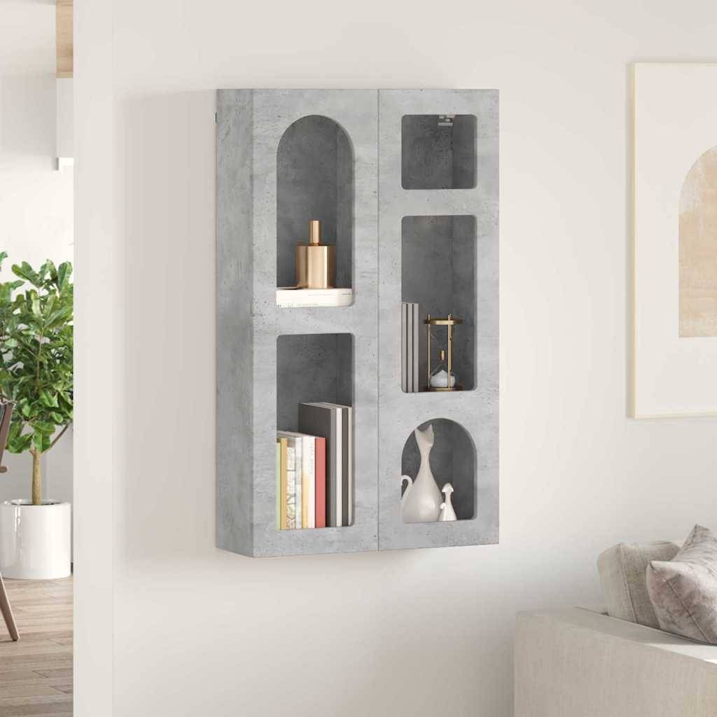 Ein modernes, wandmontiertes graues Regal zeigt minimalistische Dekoration, einschließlich Vasen, eines Zylinders und Bücher, in einem hellen, neutral getönten Raum.