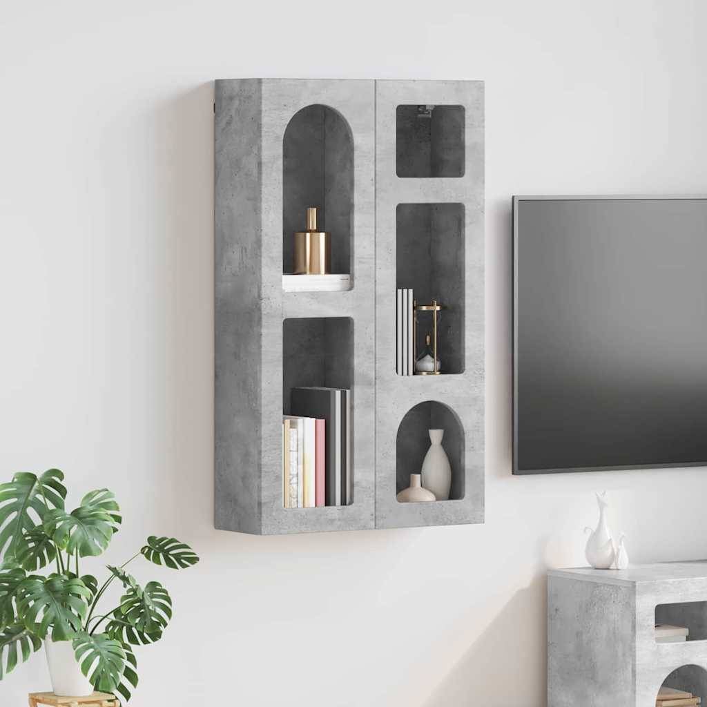 Betonwandregal trägt Dekorationsgegenstände und Bücher neben einem modernen schwarzen Fernseher. Eine Pflanze und eine Vase verleihen der Szene minimalistische Eleganz.