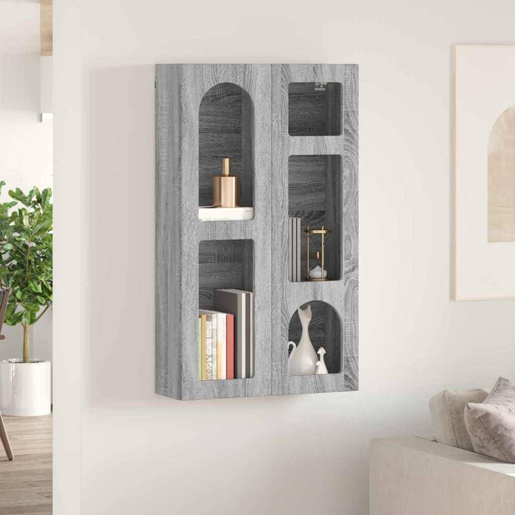 Ein an der Wand montiertes graues Holzregal mit drei Regalbrettern, auf dem dekorative Gegenstände und Bücher ausgestellt sind, befindet sich in einem modernen Wohnbereich.