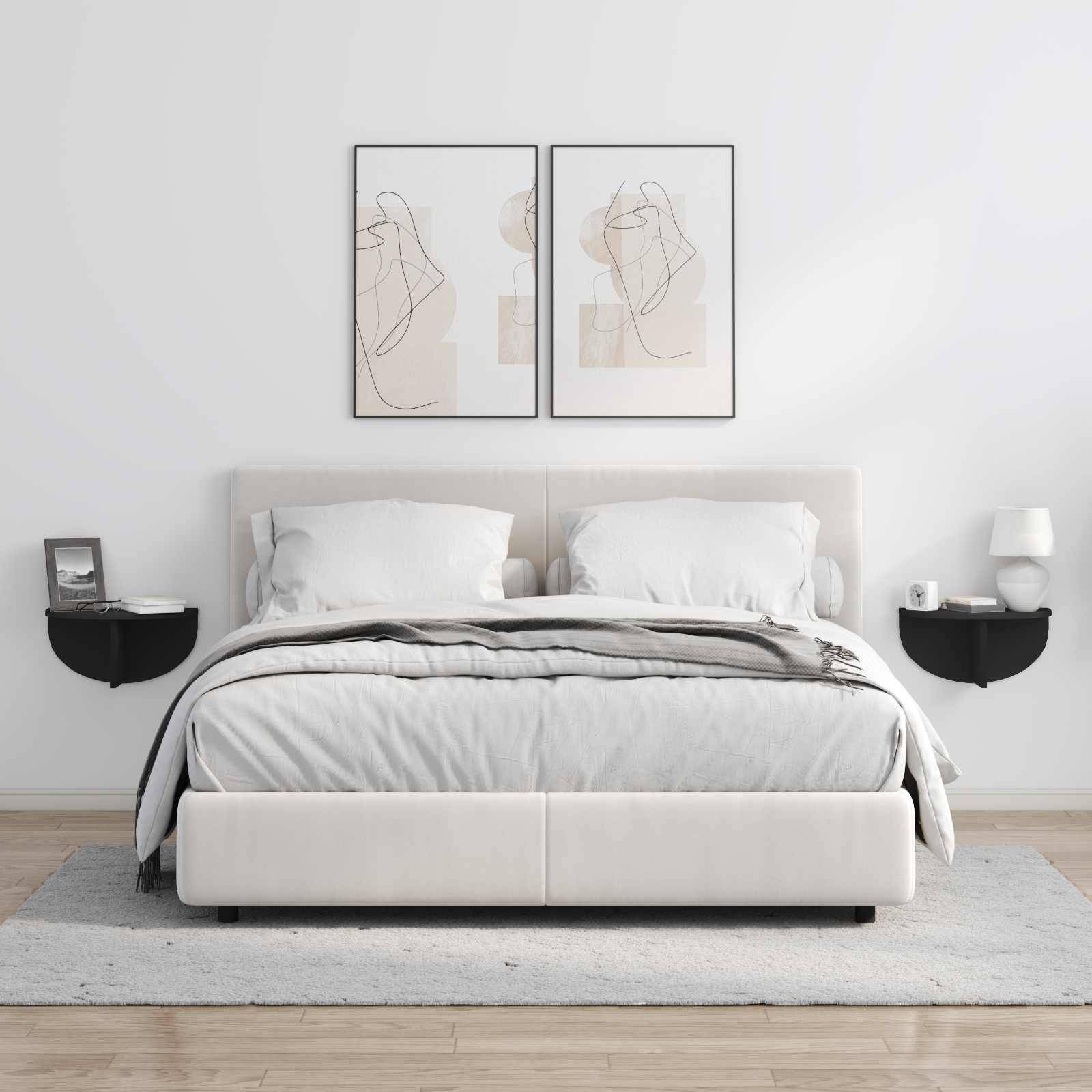 Ein modernes Schlafzimmer mit einem großen, gepolsterten Bett in der Mitte. Zwei abstrakte Kunstwerke hängen über dem Bett. Minimalistische Dekoration mit Nachttischen und Lampen.