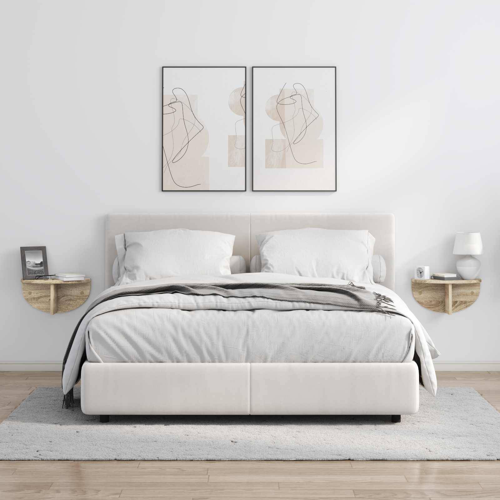 Ein minimalistisches Schlafzimmer mit einem großen weißen Bett, Holznachttischen und abstrakter Kunst an der Wand. Die Einrichtung ist modern mit neutralen Tönen.