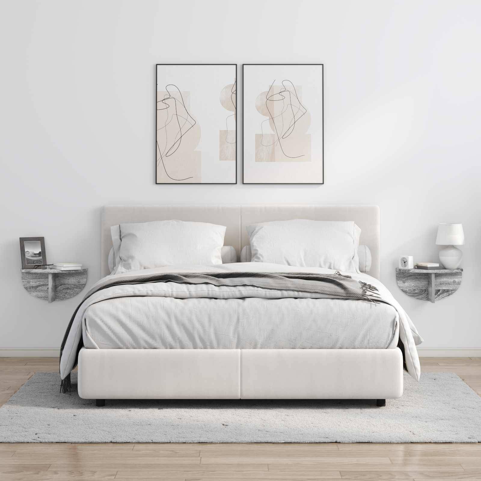 Ein modernes Schlafzimmer mit einem üppigen weißen Bett, grauen Bettwäschestücken und zwei abstrakten Kunstwerken an der Wand. Schwebende Regale tragen kleine Topfpflanzen und Lampen.