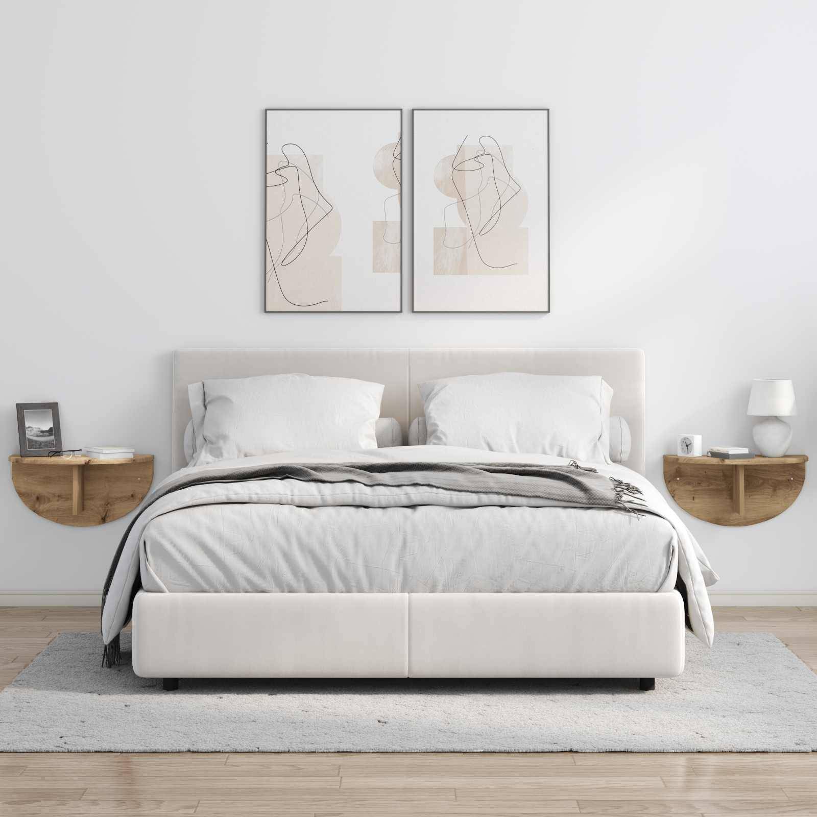 Ein modernes Schlafzimmer mit einem großen weißen Bett, zwei abstrakten Gemälden darüber, schwebenden Holznachttischen und neutralen Dekoelementen.