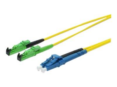 Ein gelbes Glasfaserkabel mit grünen und blauen Anschlüssen, typischerweise verwendet für Internet- und Telekommunikationsverbindungen.