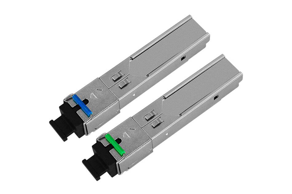 Zwei Silber-Faseroptik-Transceiver-Module mit schwarzen Steckverbindern, eines mit blauer Markierung und eines mit grüner Markierung, auf weißem Hintergrund dargestellt.