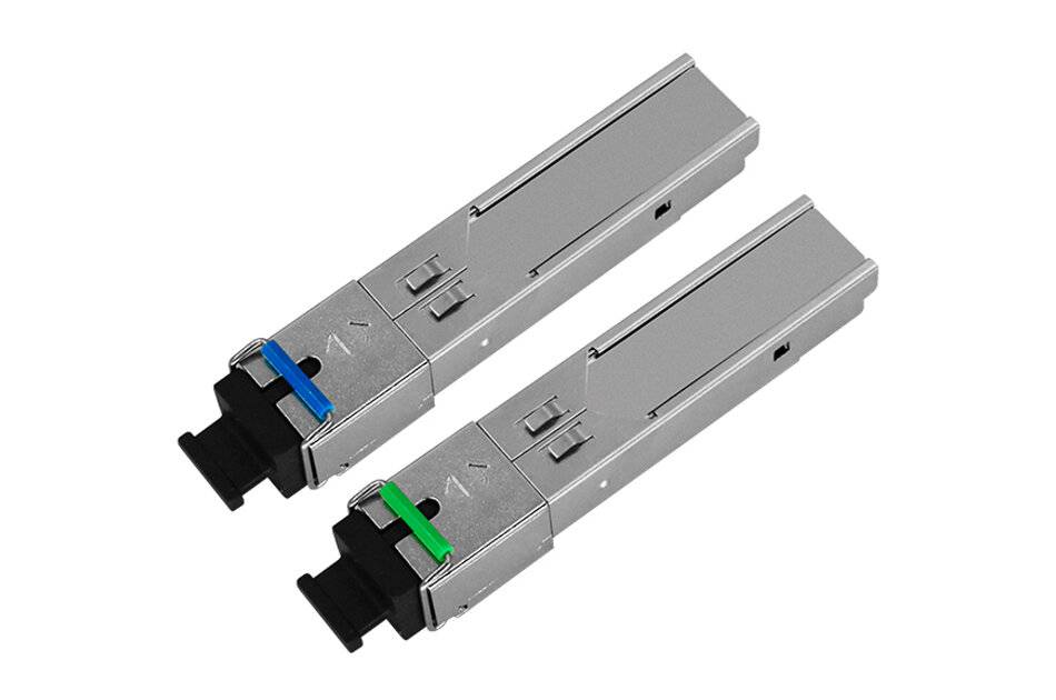Zwei Silber-Glasfasertransceiver-Module, eines blau und eines grün gekennzeichnet, auf weißem Hintergrund dargestellt.