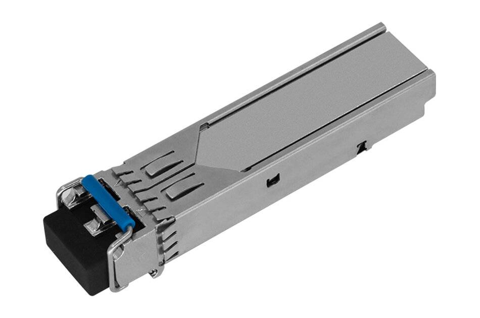 SFP-Transceiver-Modul mit Metallgehäuse und schwarzem Stecker, gezeigt vor weißem Hintergrund.