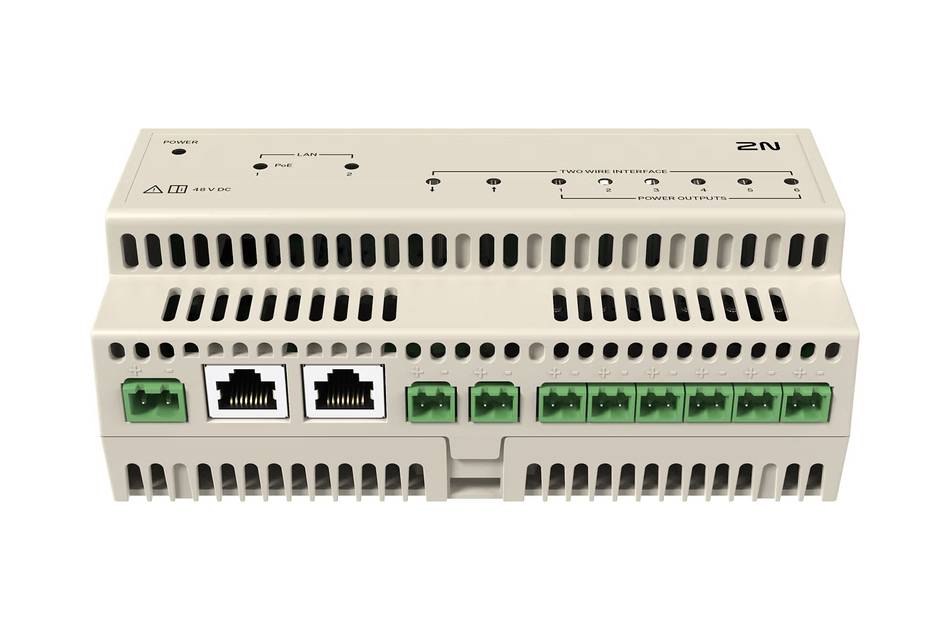 Ein beigefarbenes Netzwerkgerät mit Anschlüssen und beschrifteten Verbindungen wird gezeigt, einschließlich zwei Ethernet-Anschlüsse und mehrerer Terminalverbindungen.