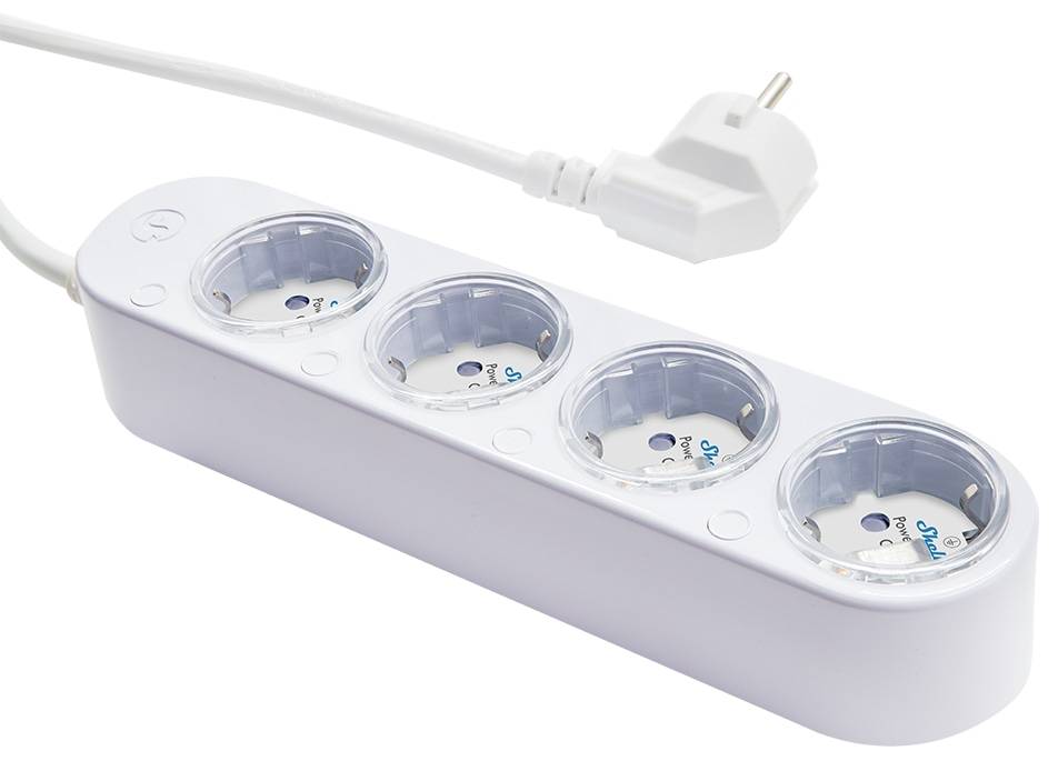 Ein weißer Mehrfachstecker mit vier europäischen Steckdosen und einem angeschlossenen Stecker mit Kabel.
