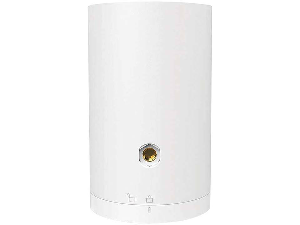 Ein zylindrischer, weißer Warmwasserspeicher mit sichtbarem Anschlusspunkt am unteren Ende, der vor einem schlichten weißen Hintergrund dargestellt ist.