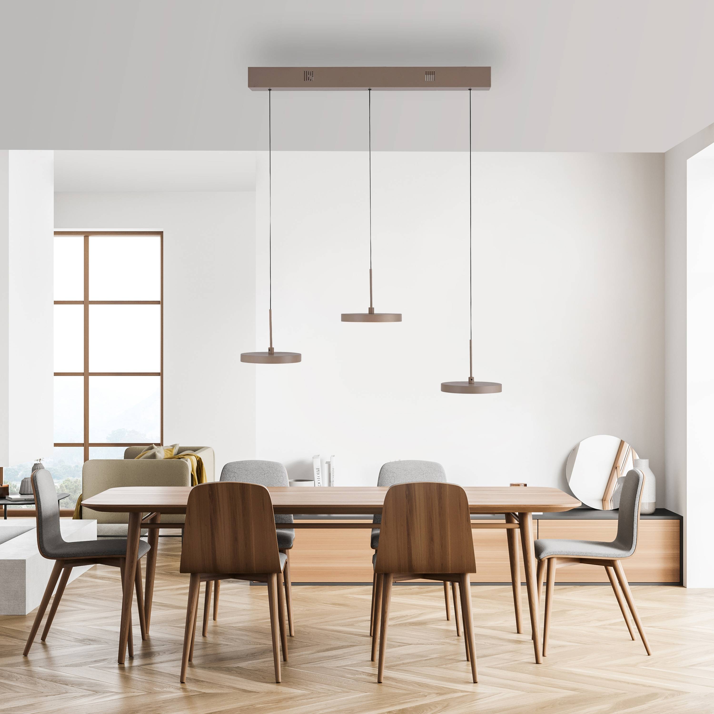 Moderner Essbereich mit einem Holztisch, sechs Stühlen und hängenden Leuchten. Große Fenster sorgen für natürliches Licht und schaffen eine offene, luftige Atmosphäre.