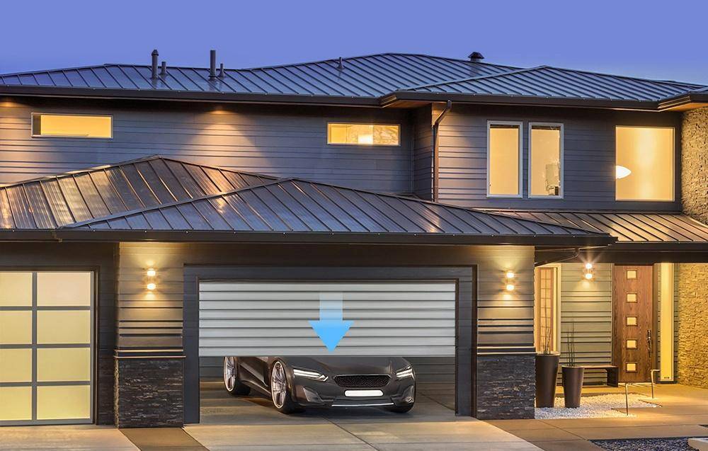 Ein Smart Home verfügt über eine Garage mit einer transparenten Tür, die ein geparktes, teilweise sichtbares Auto präsentiert. Ein blauer Pfeil zeigt die Öffnungsrichtung an.