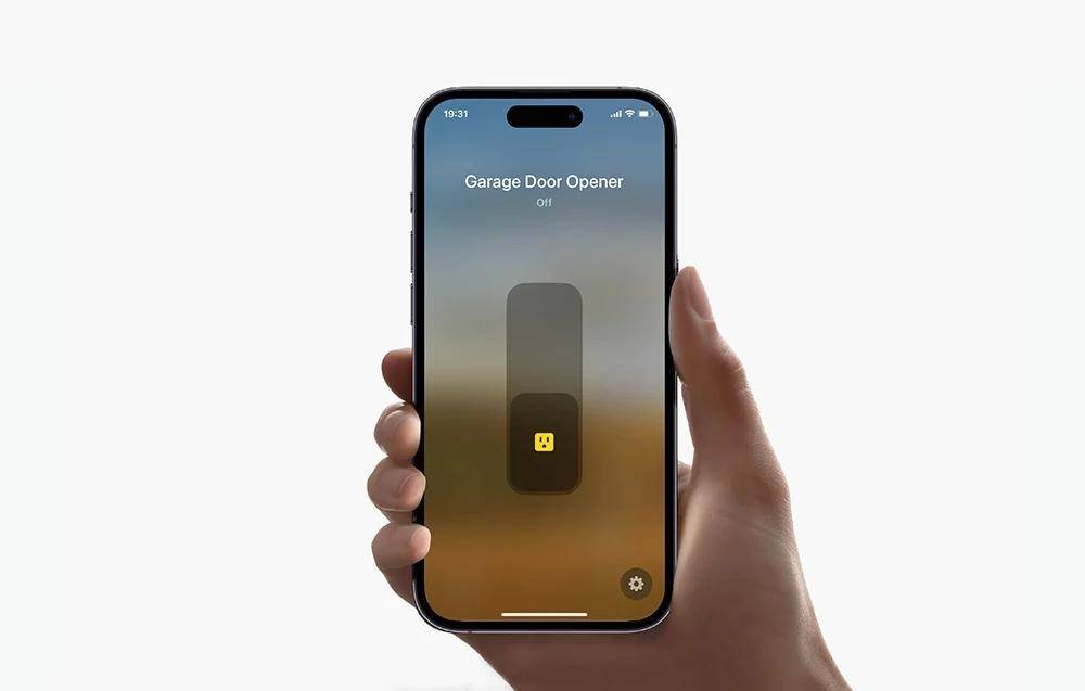 Eine Hand hält ein Smartphone, das eine App-Oberfläche namens ‚Garagentor-Öffner' zeigt, mit symbolisch dargestelltem Einschaltknopf auf dem Bildschirm.