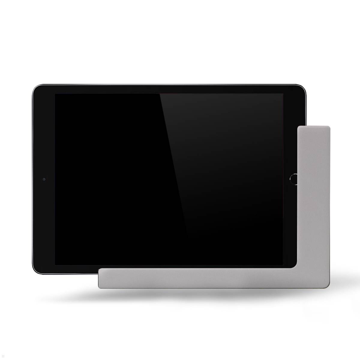 Ein schwarzes Tabletgerät steht vertikal in einem schlanken, minimalistischen silbernen Ständer vor einem schlichten weißen Hintergrund.