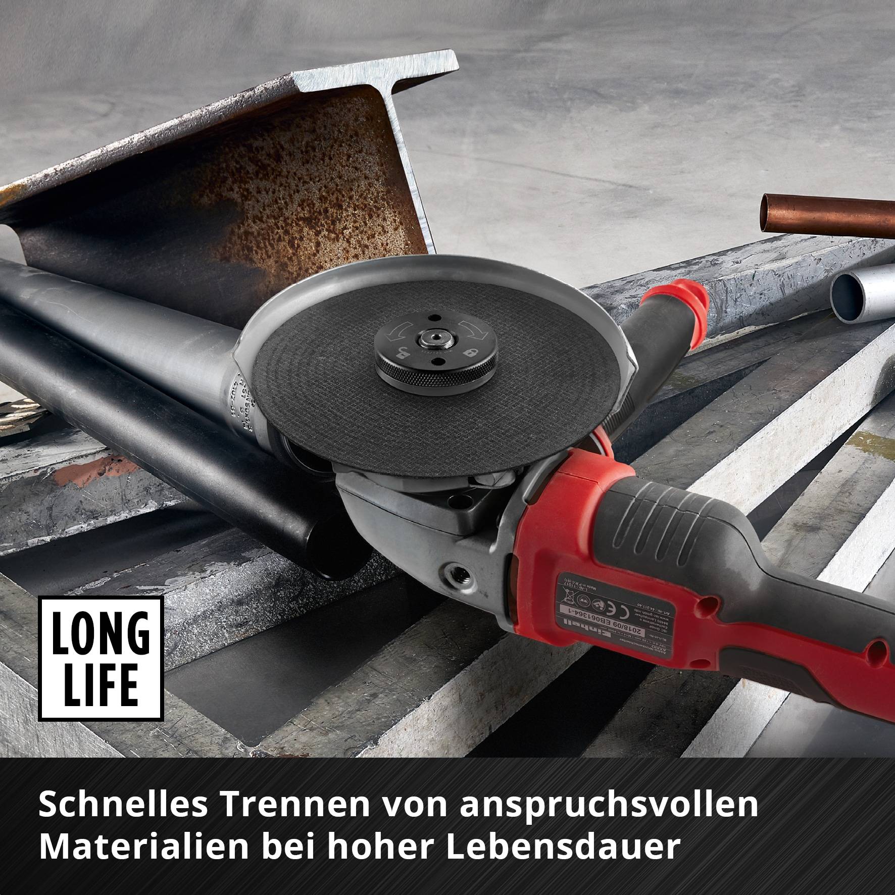 Ein Winkelschleifer mit einer Trennscheibe ist zwischen verschiedenen Metallteilen zu sehen. Deutscher Text lautet: 'Schnelles Trennen von anspruchsvollen Materialien bei hoher Lebensdauer.