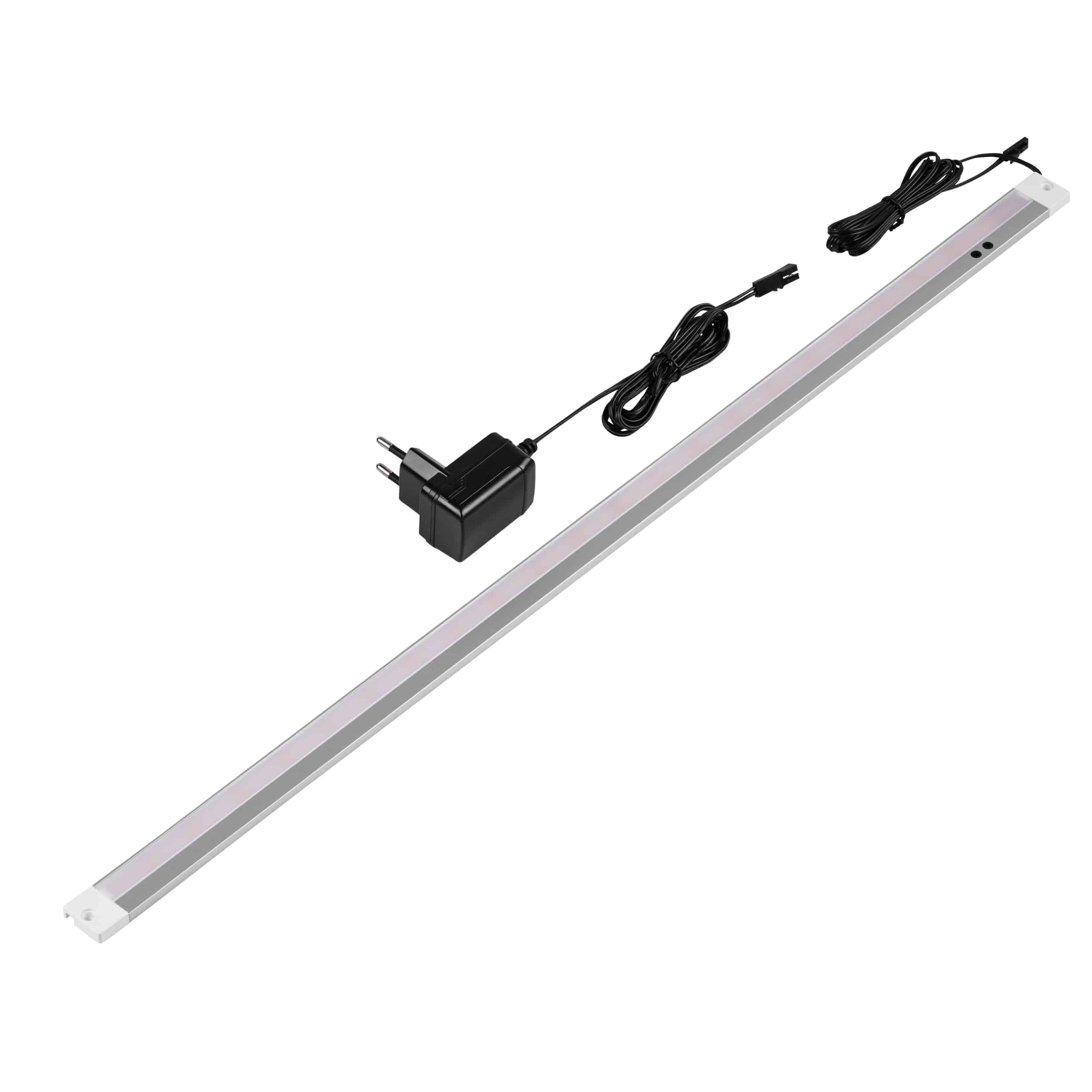 Ein langes LED-Lichtband mit Stromadapter und Verbindungskabel, konzipiert für die Beleuchtung unter Schränken.