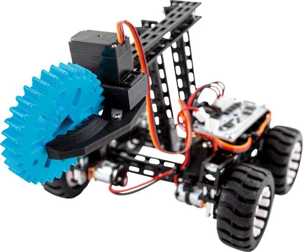 Ein kleines Roboterfahrzeug mit einem blauen Zahnrad und Kabeln, das ein mechanisches Design mit vier Rädern zeigt, höchstwahrscheinlich ein technisches oder Bildungsprojekt.