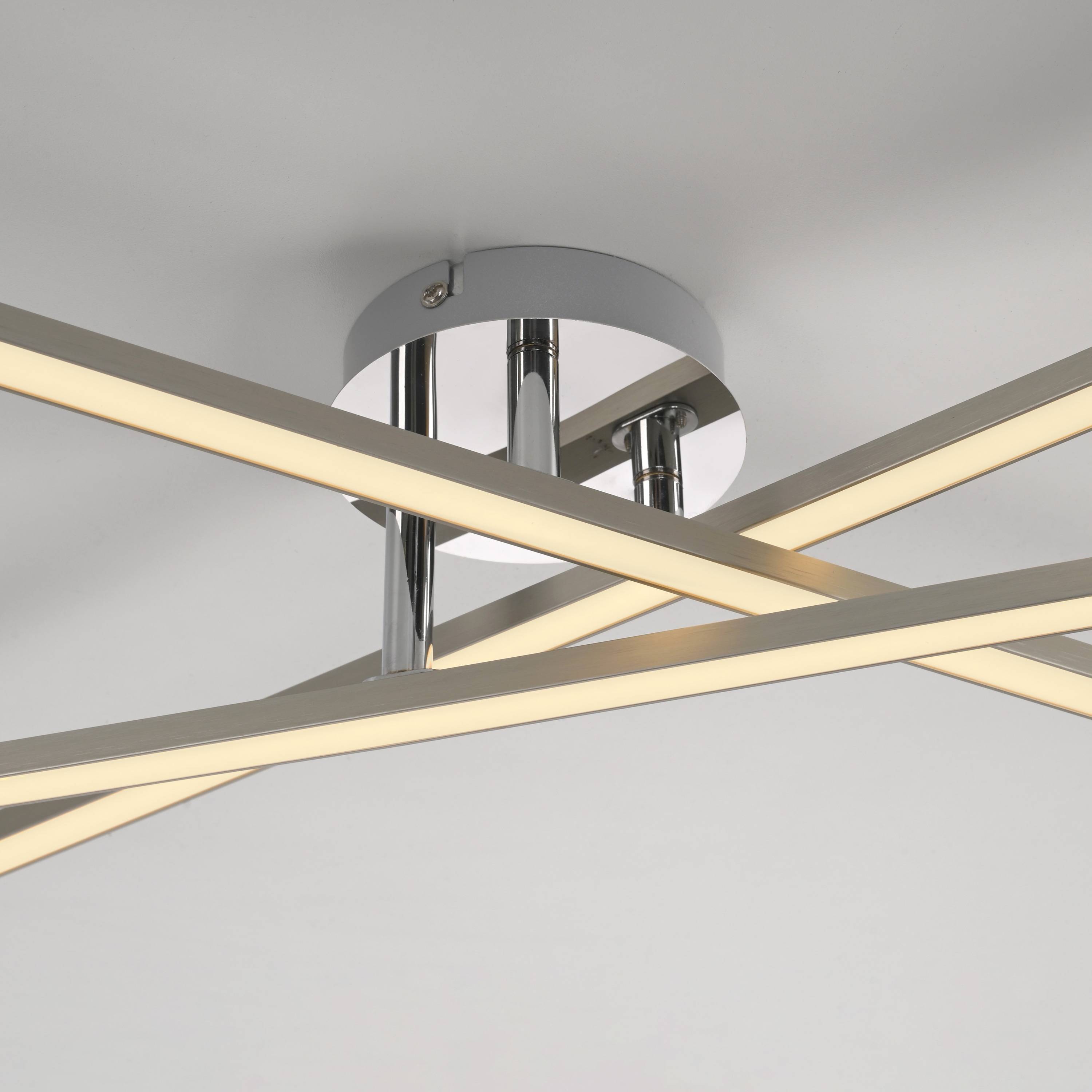 Eine moderne Deckenleuchte mit sich kreuzenden LED-Leisten erzeugt ein geometrisches Muster und strahlt ein weiches, weißes Licht an die Decke.