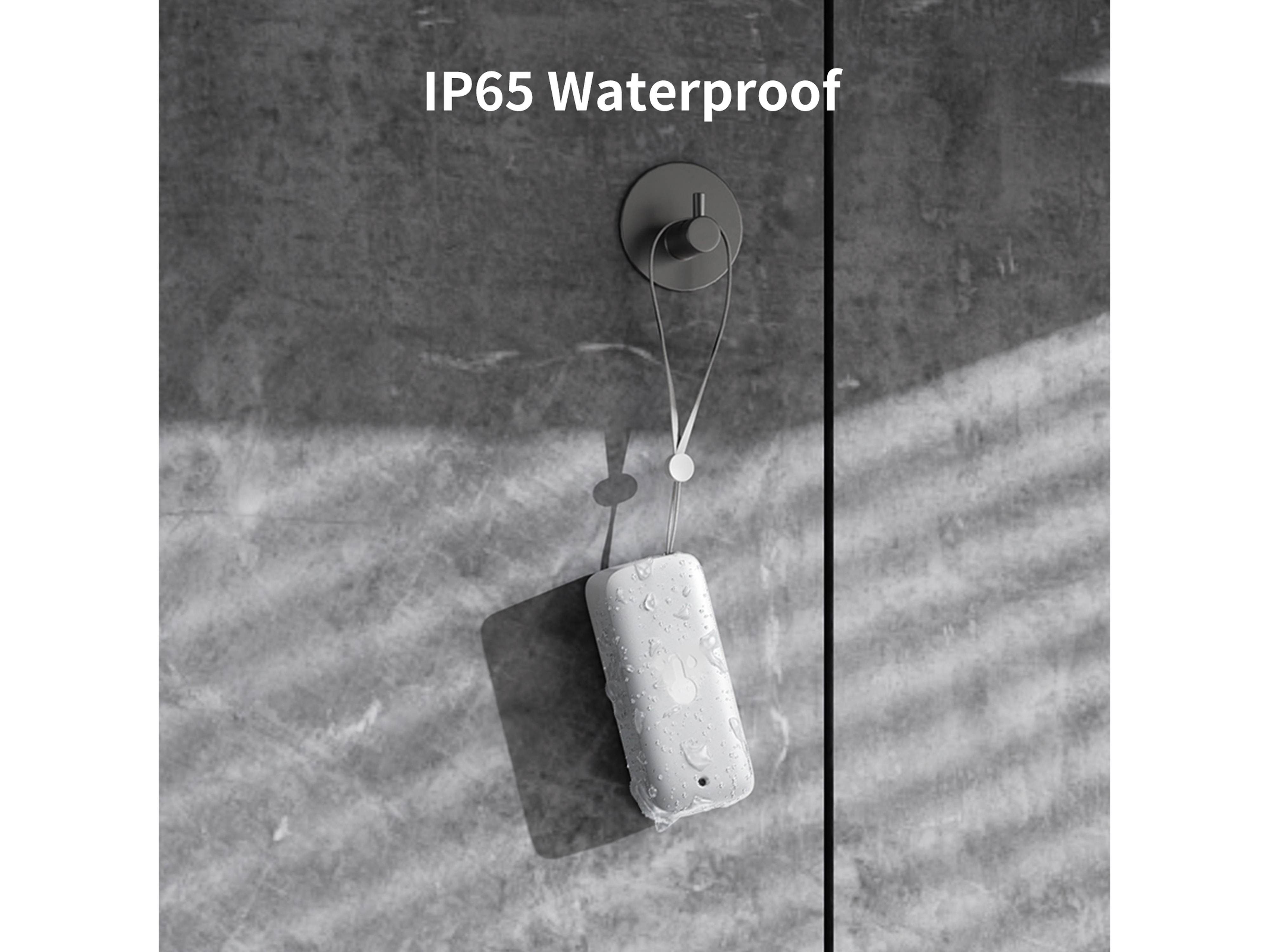 Wasserdichtes IP65-Gerät, das an einem Wandhaken hängt und mit Wassertröpfchen benetzt ist, demonstriert seine Wasserbeständigkeit.