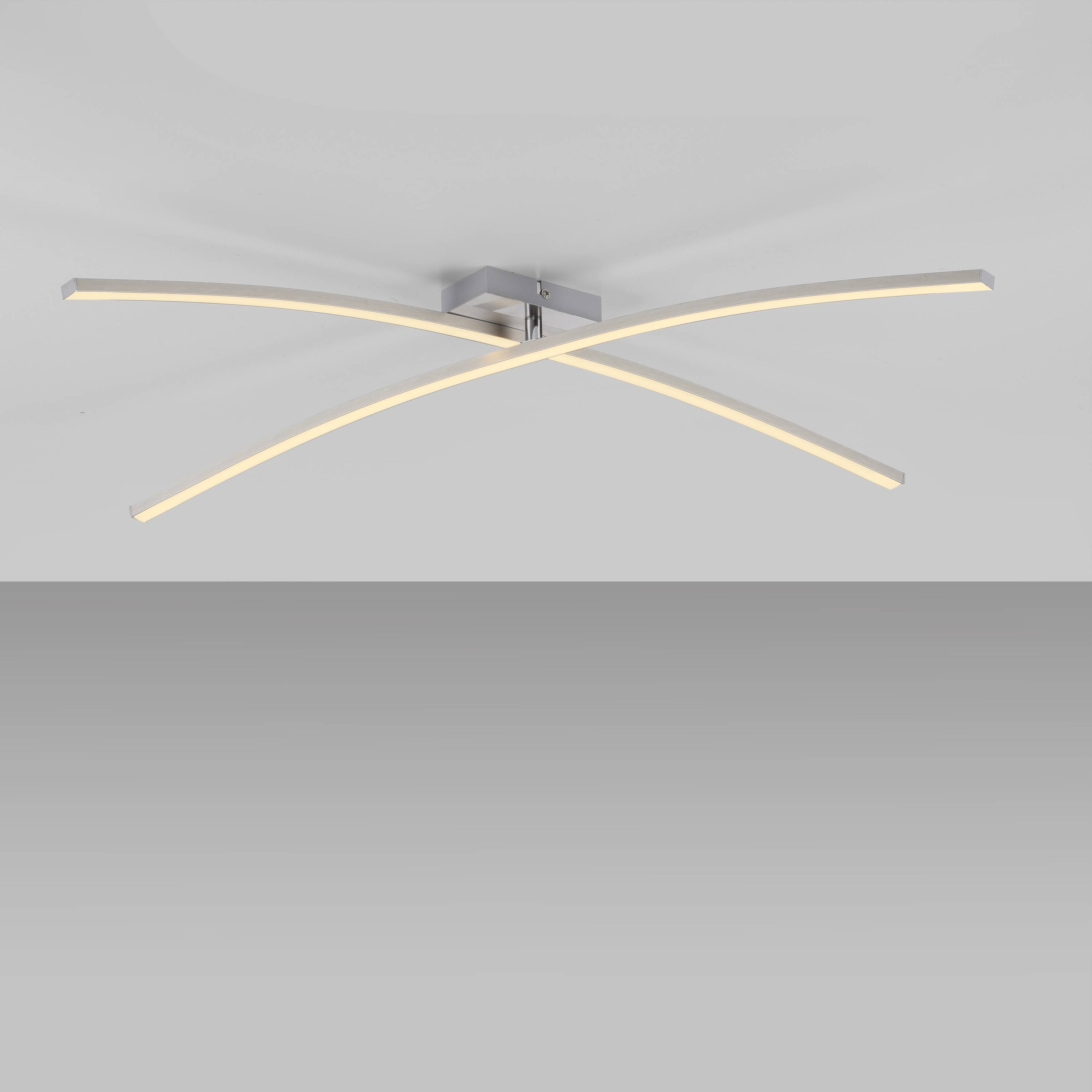 Eine moderne Deckenleuchte mit zwei sich kreuzenden, geschwungenen LED-Lichtstreifen, die eine 'X'-Form bilden und auf einer rechteckigen Basis montiert sind.