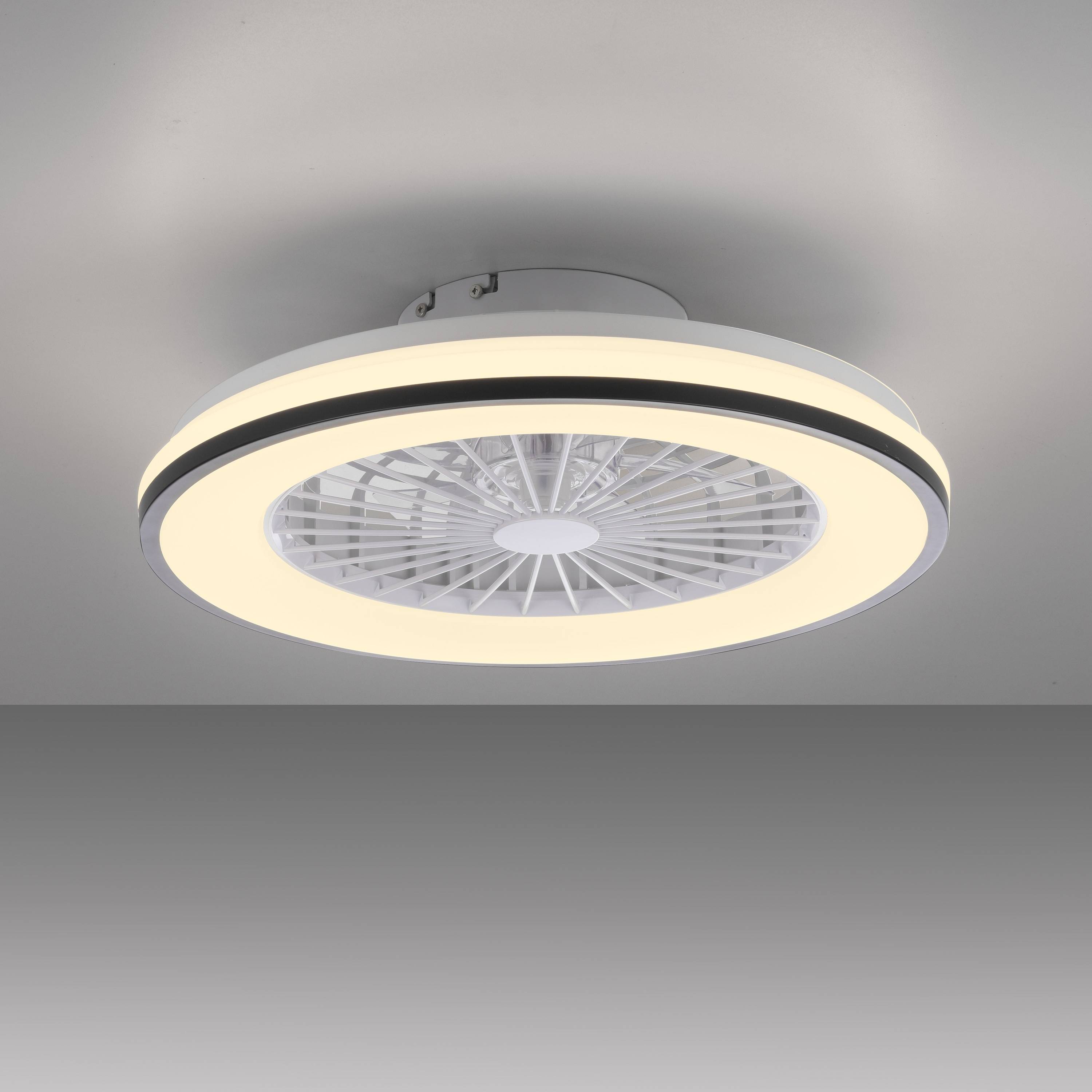 Deckenlampe mit integriertem Ventilator, ausgestattet mit einem kreisförmigen LED-Licht um den Ventilator herum und einem modernen Design.