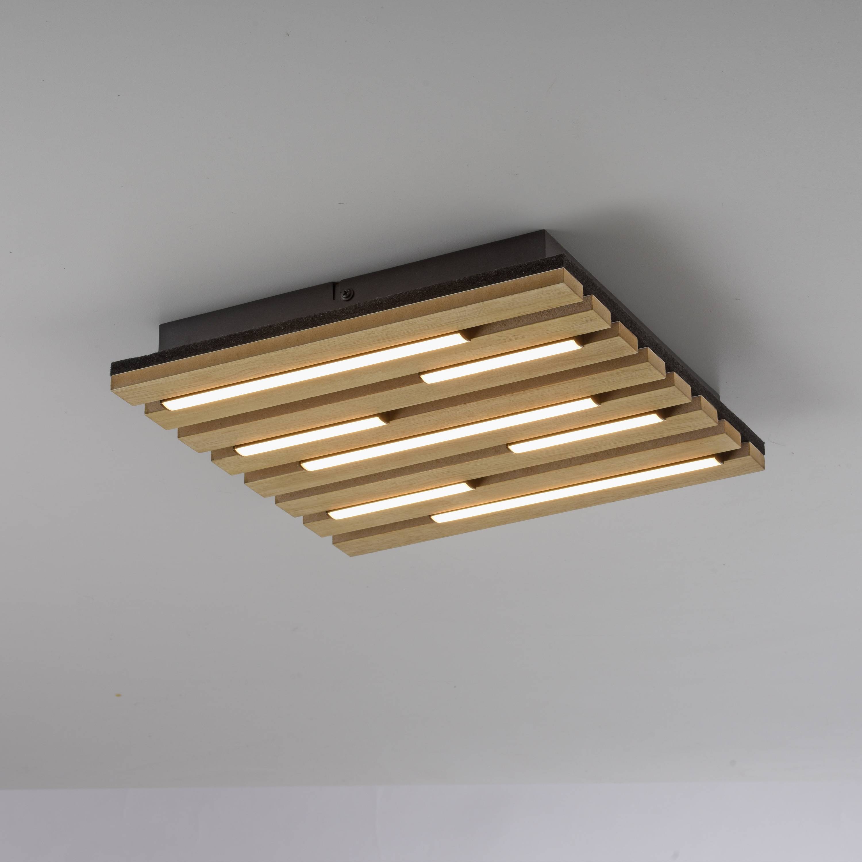 Eine moderne Deckenleuchte mit einer Holzlamellen-Design und eingebetteten LED-Streifen, die eine sanfte Ambientebeleuchtung erzeugt.