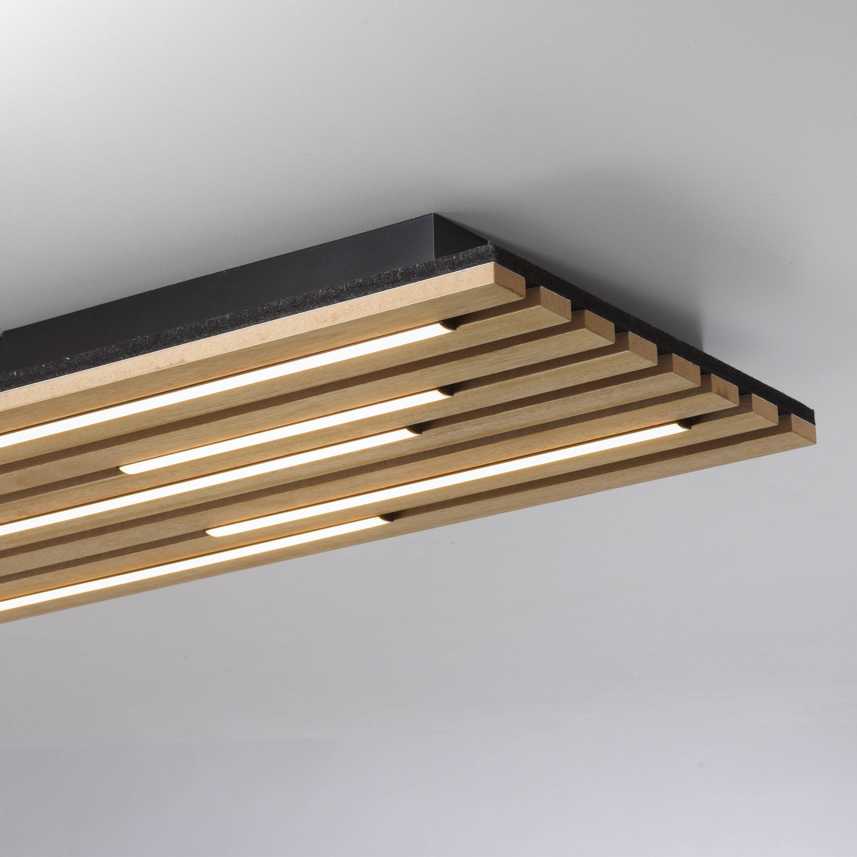Eine moderne Deckenleuchte mit horizontalen Holzlamellen, die durch leuchtende Streifen unterbrochen werden und an einer flachen Oberfläche montiert ist.