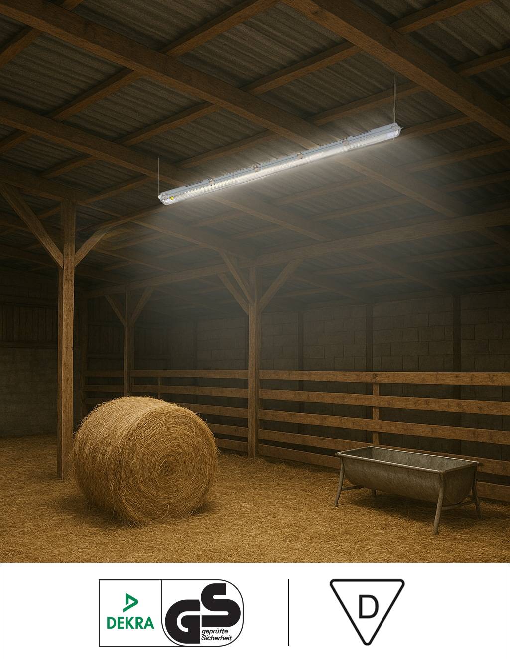 Ein düster beleuchtetes Scheuneninneres mit einer großen Heuballe auf dem Boden und einer Metalltränke in der Nähe, beleuchtet von einem einzelnen Deckenlicht.