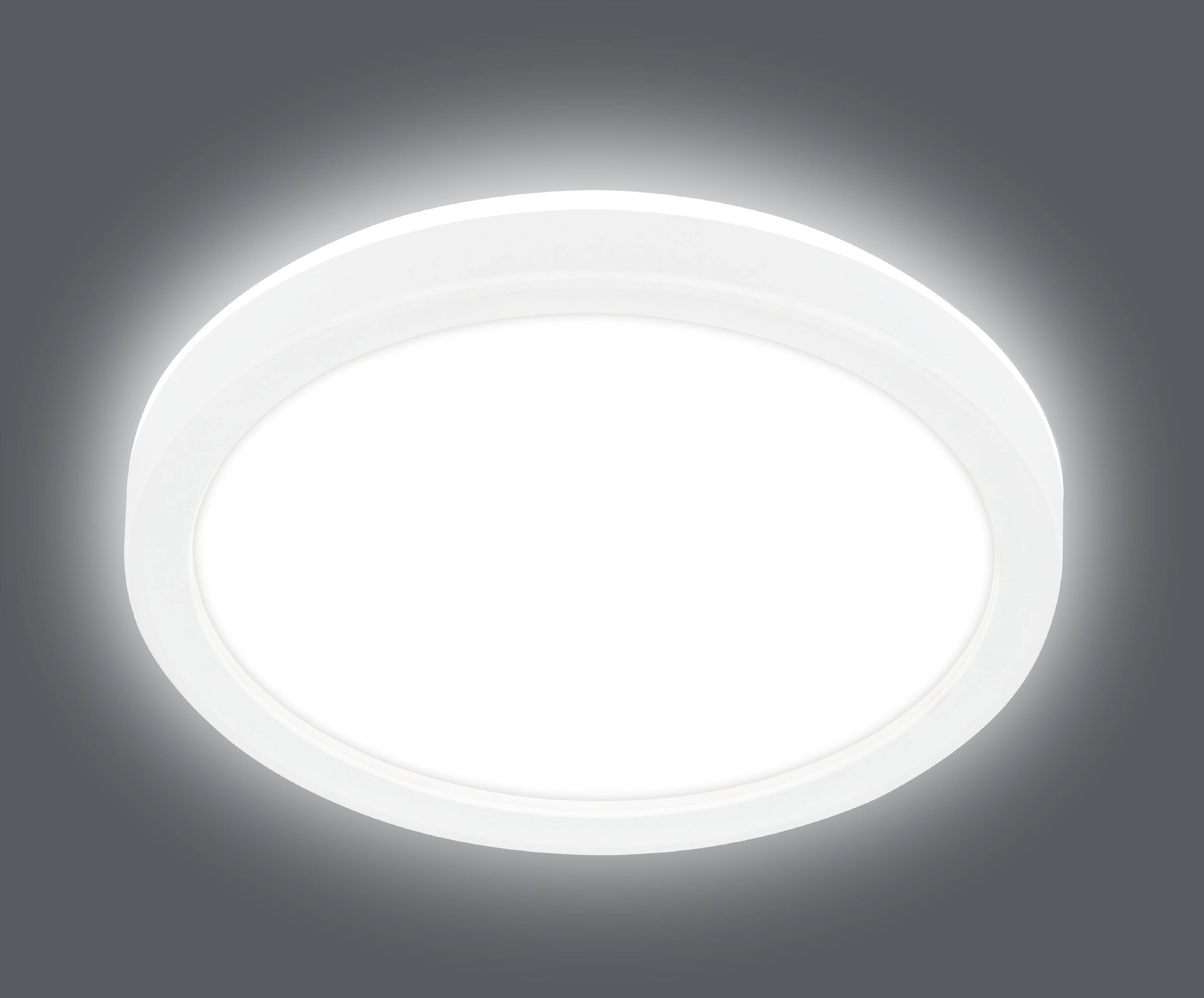 Eine runde, bündig eingebaute LED-Deckenleuchte mit einem hellen, gleichmäßigen Leuchten vor einem dunklen Hintergrund, die eine energieeffiziente Beleuchtung anzeigt.