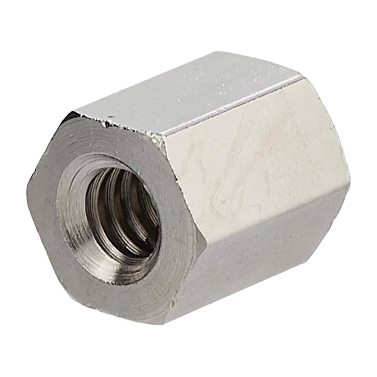 Eine sechseckige Metallmutter, silberfarben, in einem Winkel gezeigt, wobei ihr Innengewinde sichtbar ist.