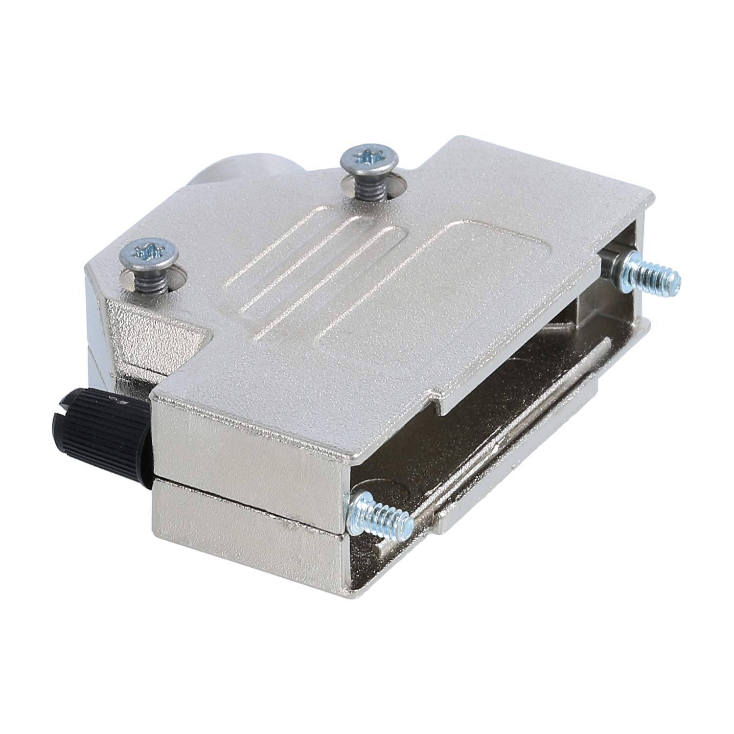 Ein Metallverbindungsgehäuse mit Schrauben und einem schwarzen Plastikknopf, verwendet zum Sichern und Schützen elektrischer Verbindungen.