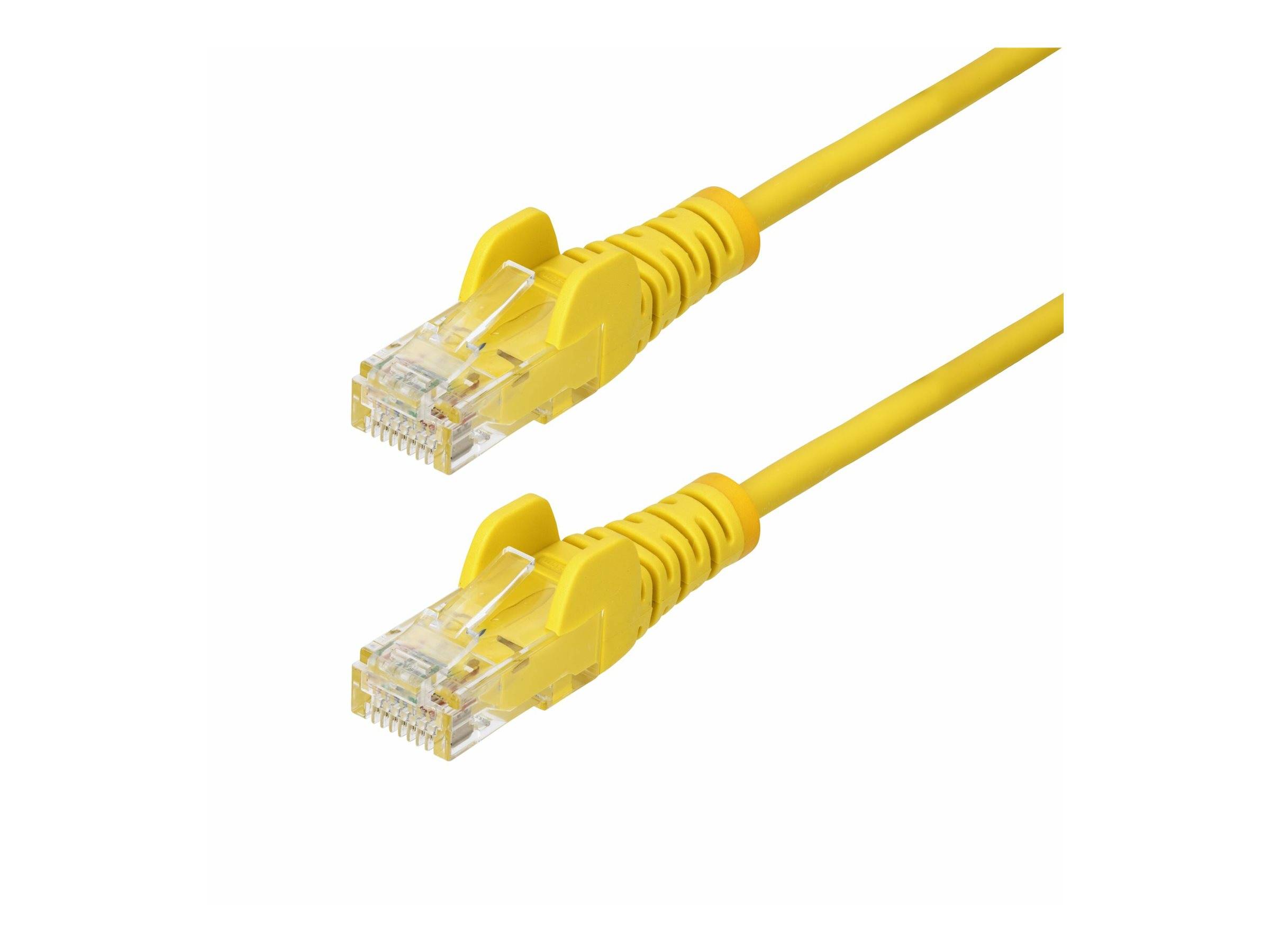 Zwei gelbe Ethernet-Kabel mit transparenten Steckern, die vor einem weißen Hintergrund gezeigt werden und zur Netzwerkverbindung dienen.