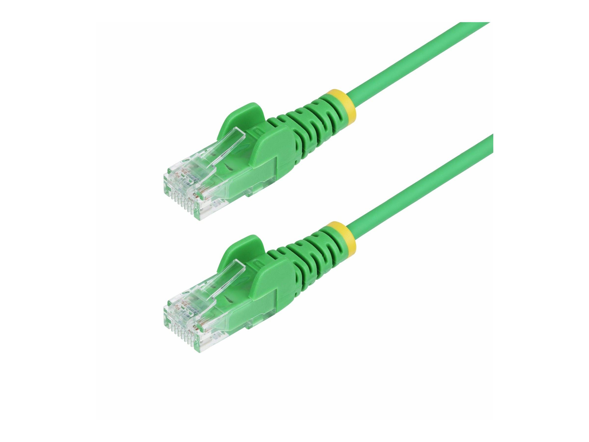 Zwei grüne Ethernet-Kabel mit gelben Akzenten, die an beiden Enden klare Anschlüsse aufweisen.