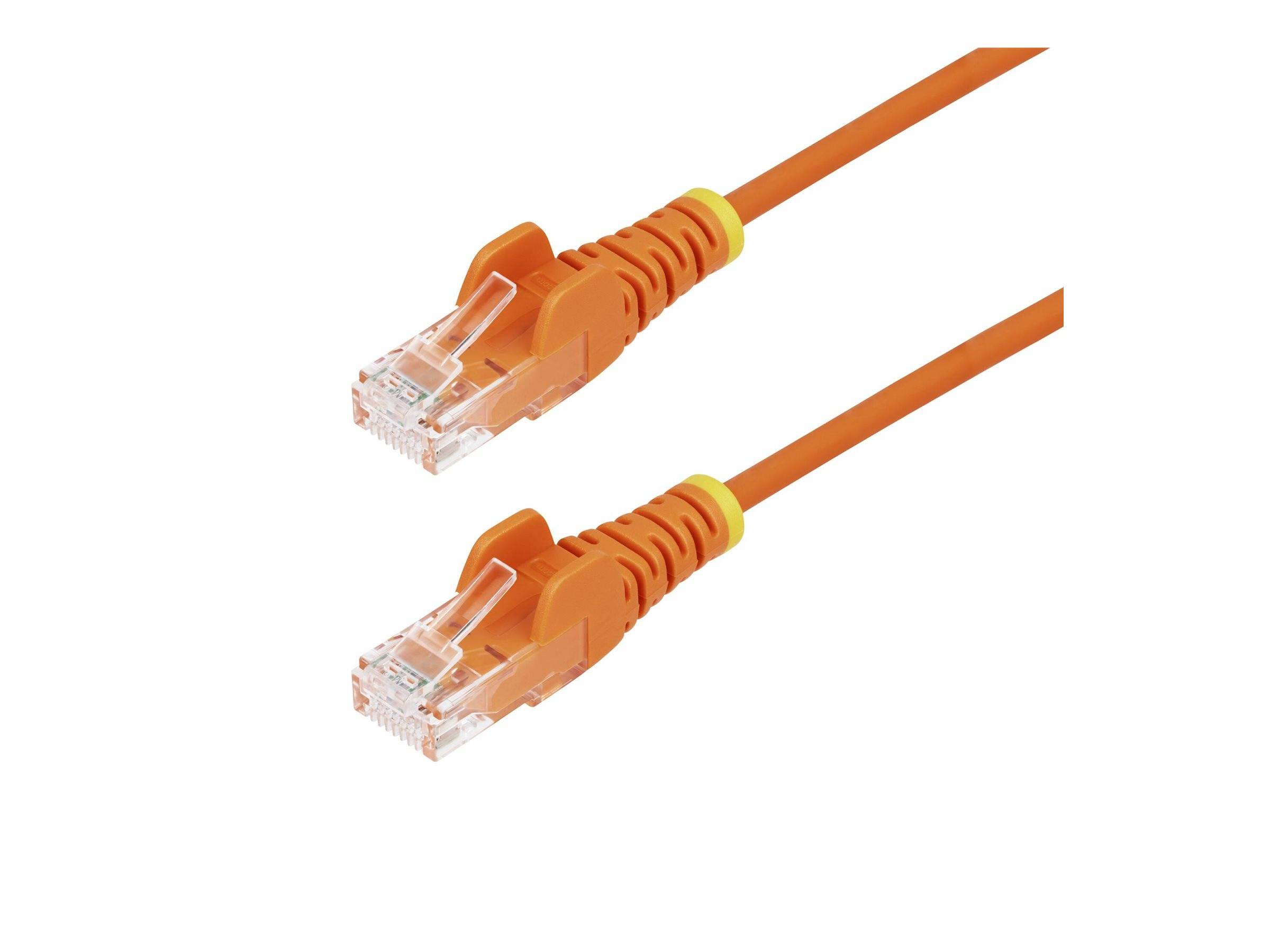 Zwei orange Ethernet-Kabel mit transparenten Steckern, seitlich nebeneinander aufgerollt, bereit für Netzwerk- oder Internetverbindung.