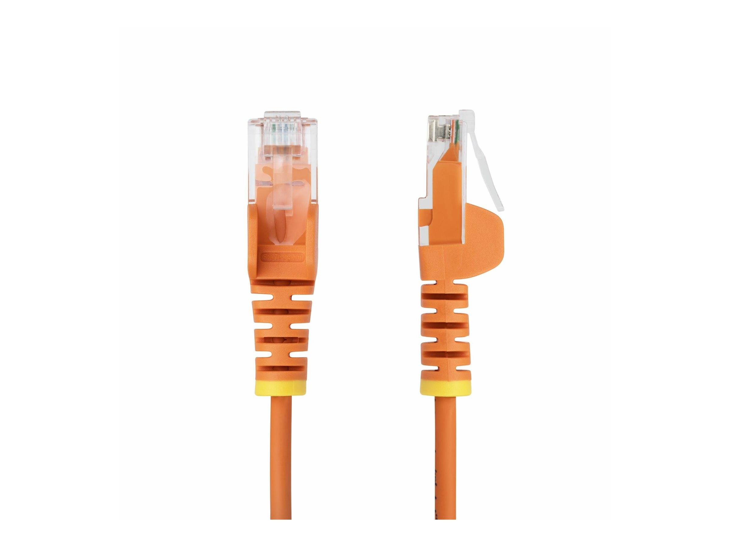 Zwei orange Ethernet-Kabel mit transparenten Steckern liegen nebeneinander. Eines ist nach vorne gerichtet, während das andere nach links geneigt ist.