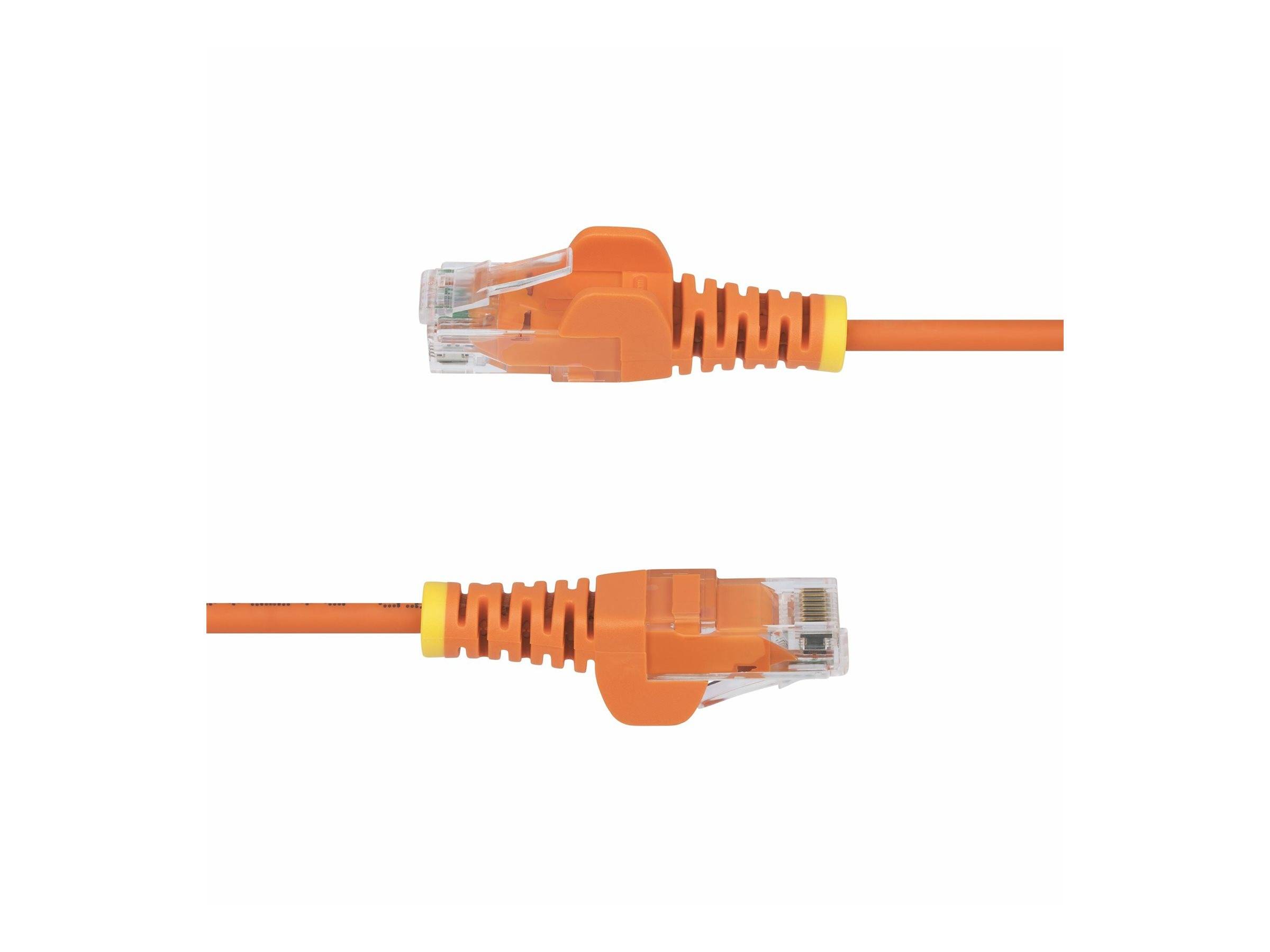 Zwei orange Ethernet-Kabel mit Schutzhüllen. Jedes Kabel verfügt über einen gelben Zugentlastungsstiefel und transparente RJ45-Stecker.