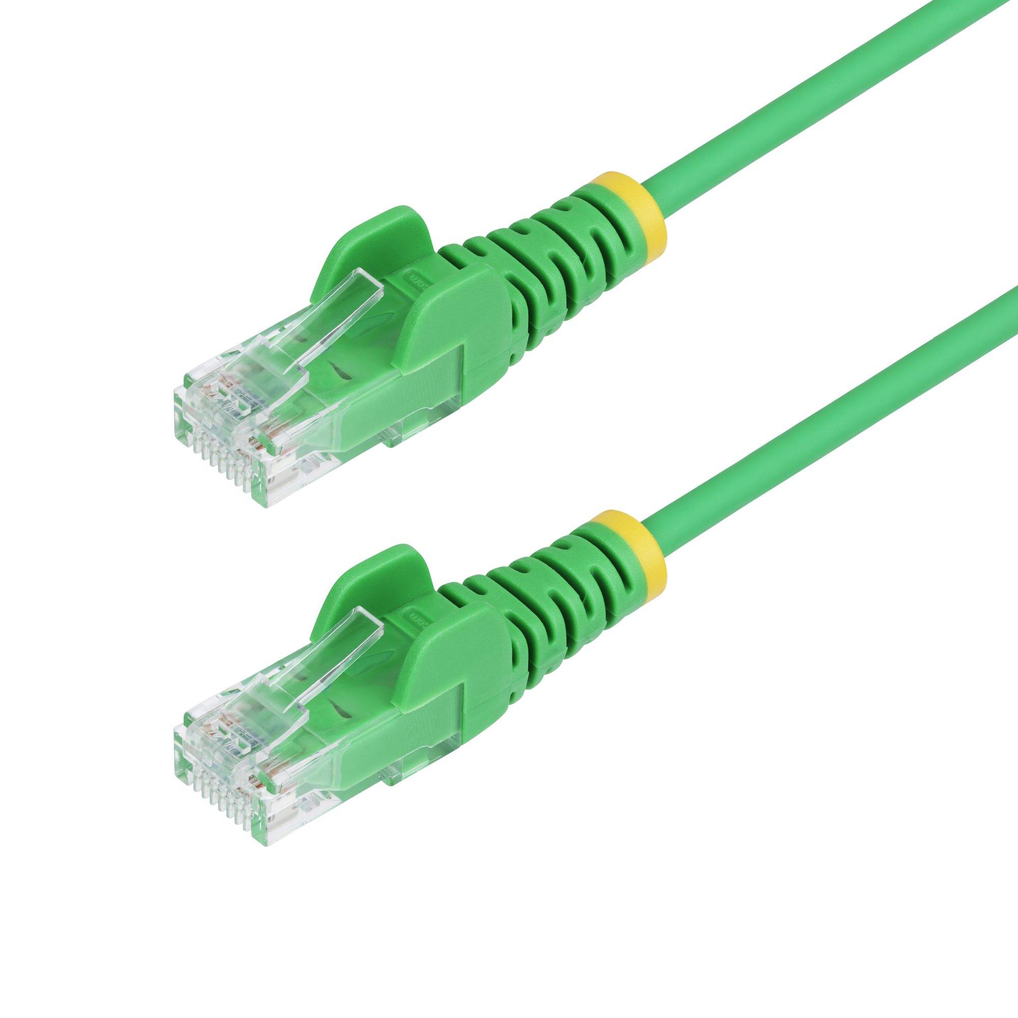 Zwei grüne Ethernet-Netzwerkkabel mit transparenten RJ45-Steckern auf weißem Hintergrund.