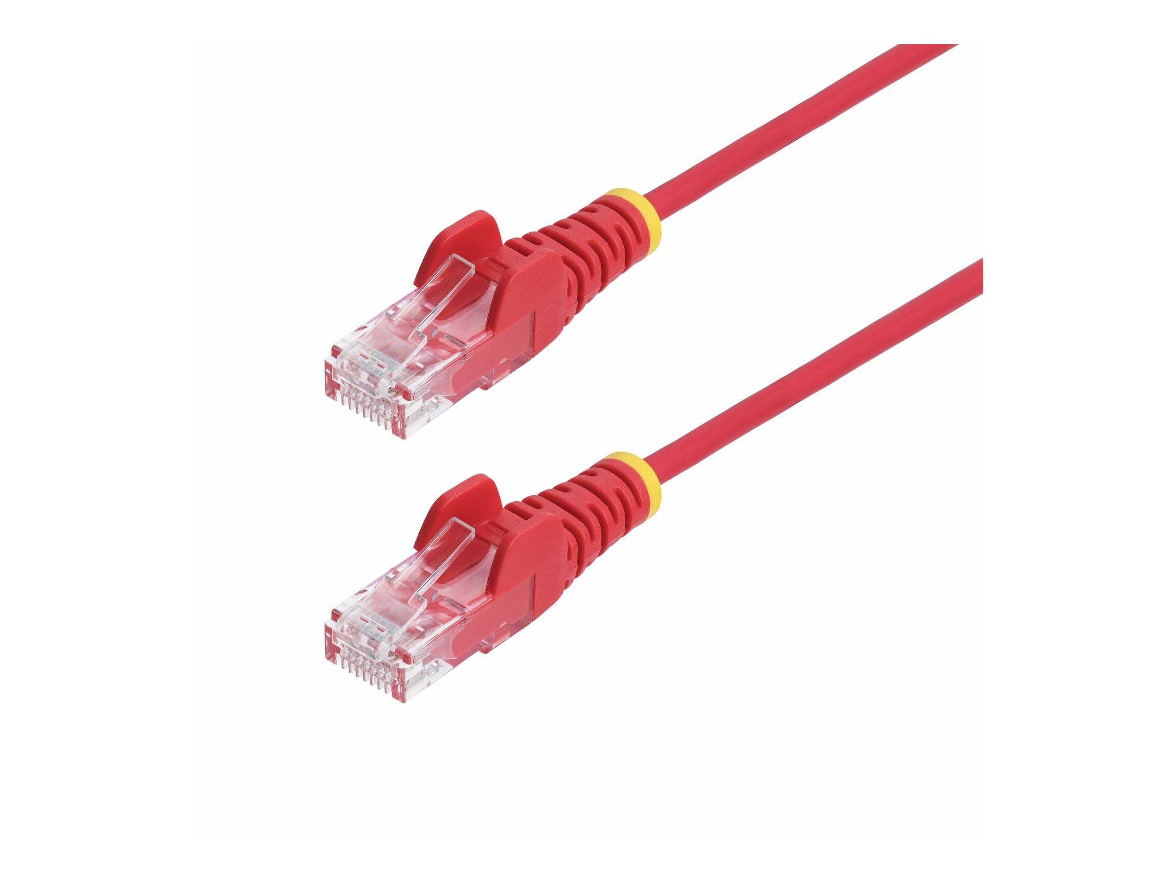 Ein rotes Ethernet-Kabel mit transparenten Steckern an beiden Enden, ausgestattet mit gelben Zugentlastungsmanschetten, das wahrscheinlich für Netzwerkverbindungen verwendet wird.