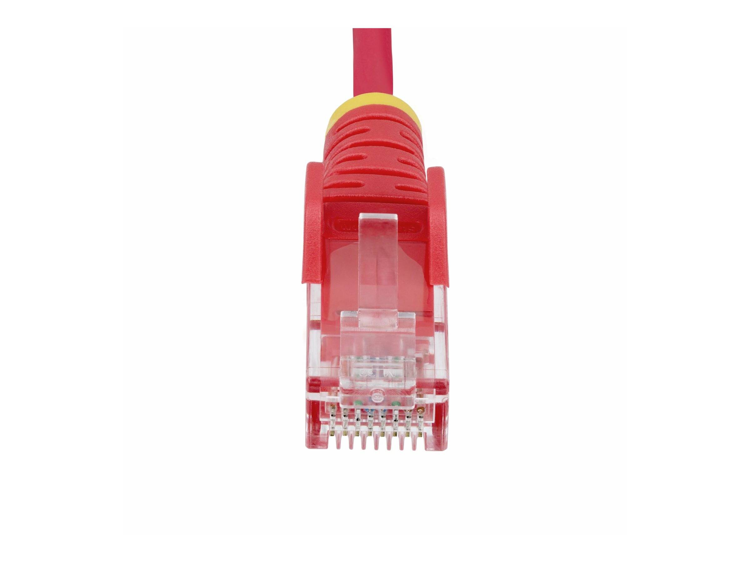 Ein rotes Ethernet-Kabel mit einem transparenten Stecker, verwendet für Netzwerkverbindungen, ist vor einem weißen Hintergrund positioniert.