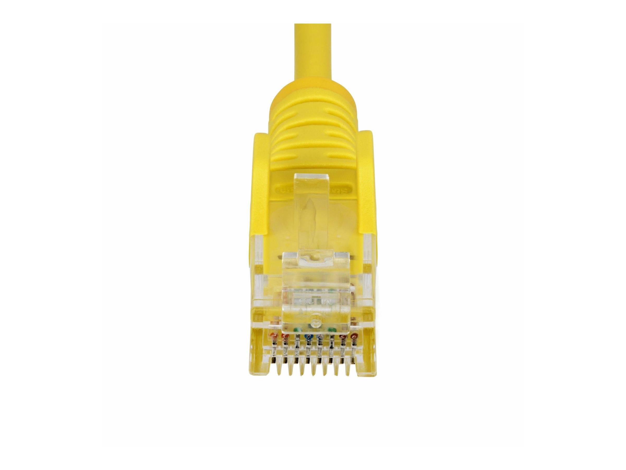 Nahaufnahme eines gelben Ethernet-Kabelsteckers, die die interne Verdrahtungsstruktur eines RJ45-Steckers mit sichtbaren Drähten im Inneren zeigt.
