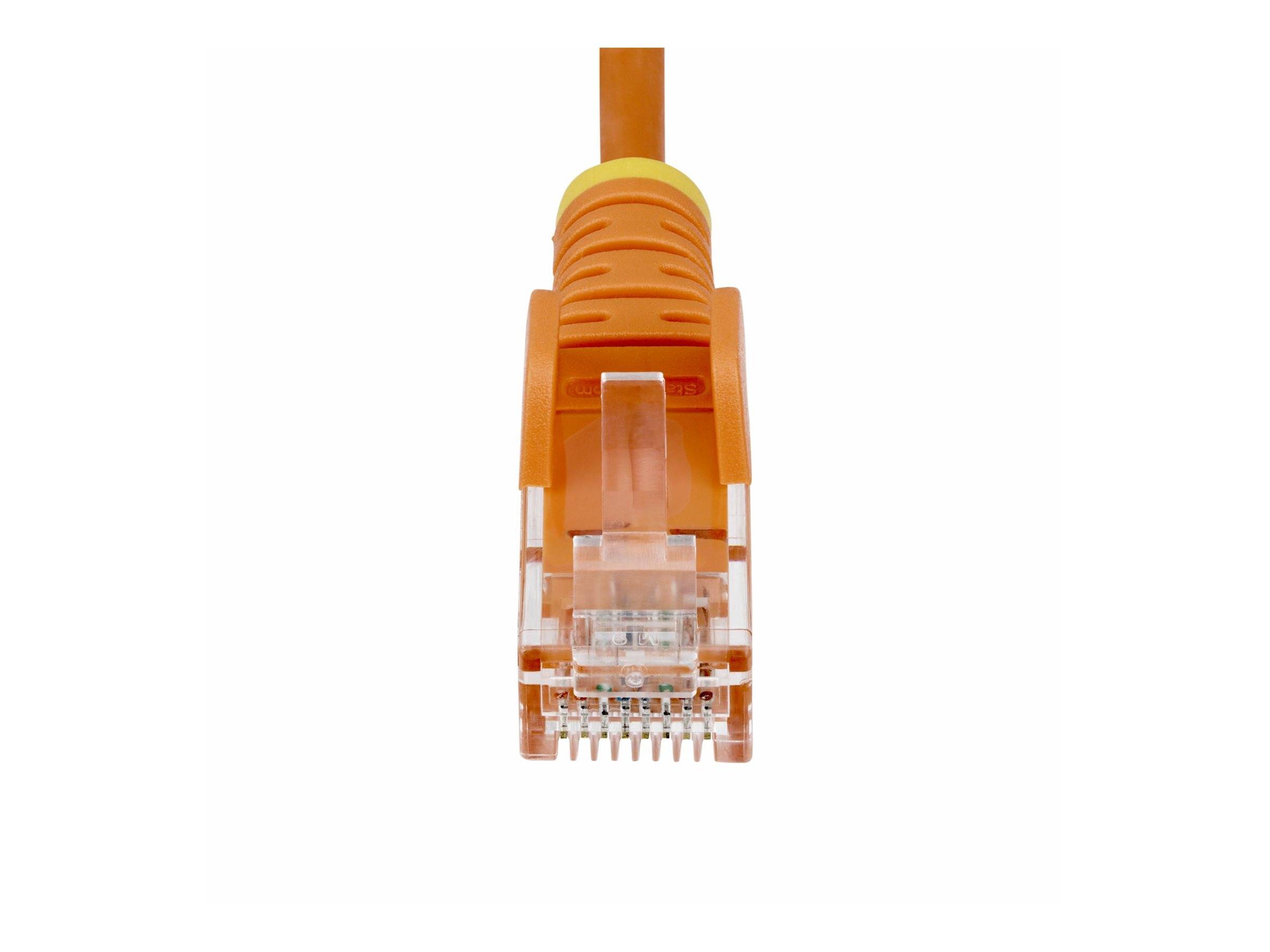 Nahaufnahme eines orangefarbenen Ethernet-Steckers (RJ45) auf weißem Hintergrund.
