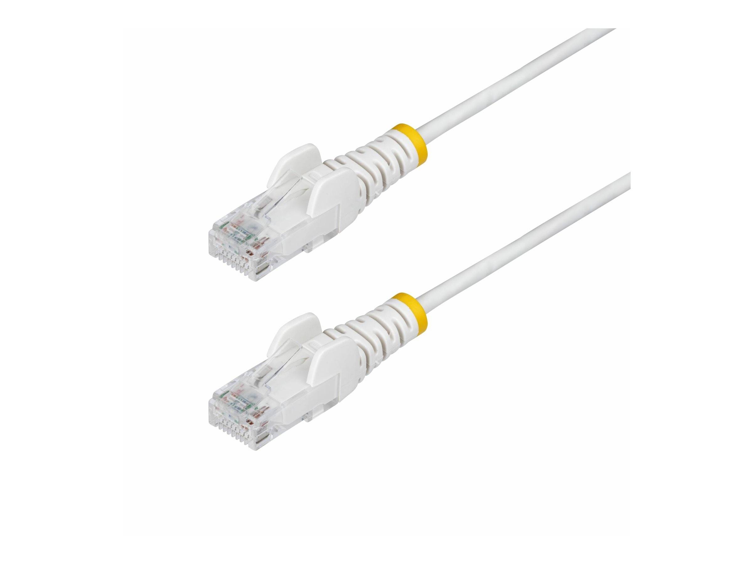 Zwei weiße Ethernet-Kabel mit RJ45-Steckern, die gelbe Akzente in der Nähe der Anschlüsse aufweisen, werden für Netzwerkverbindungen verwendet.