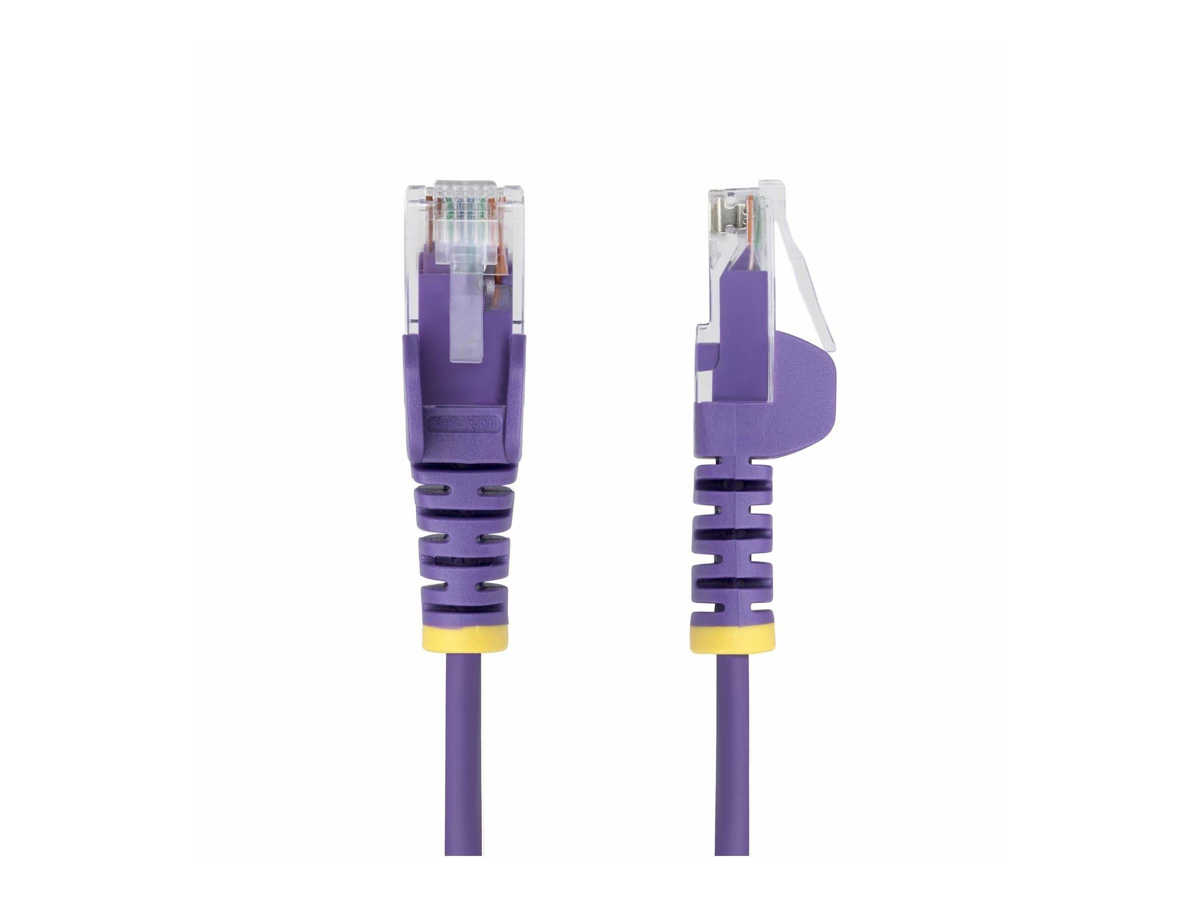 Ein violettes Ethernet-Kabel mit transparenten Steckern, von zwei Winkeln aus gezeigt: von vorne und von der Seite, vor einem weißen Hintergrund.