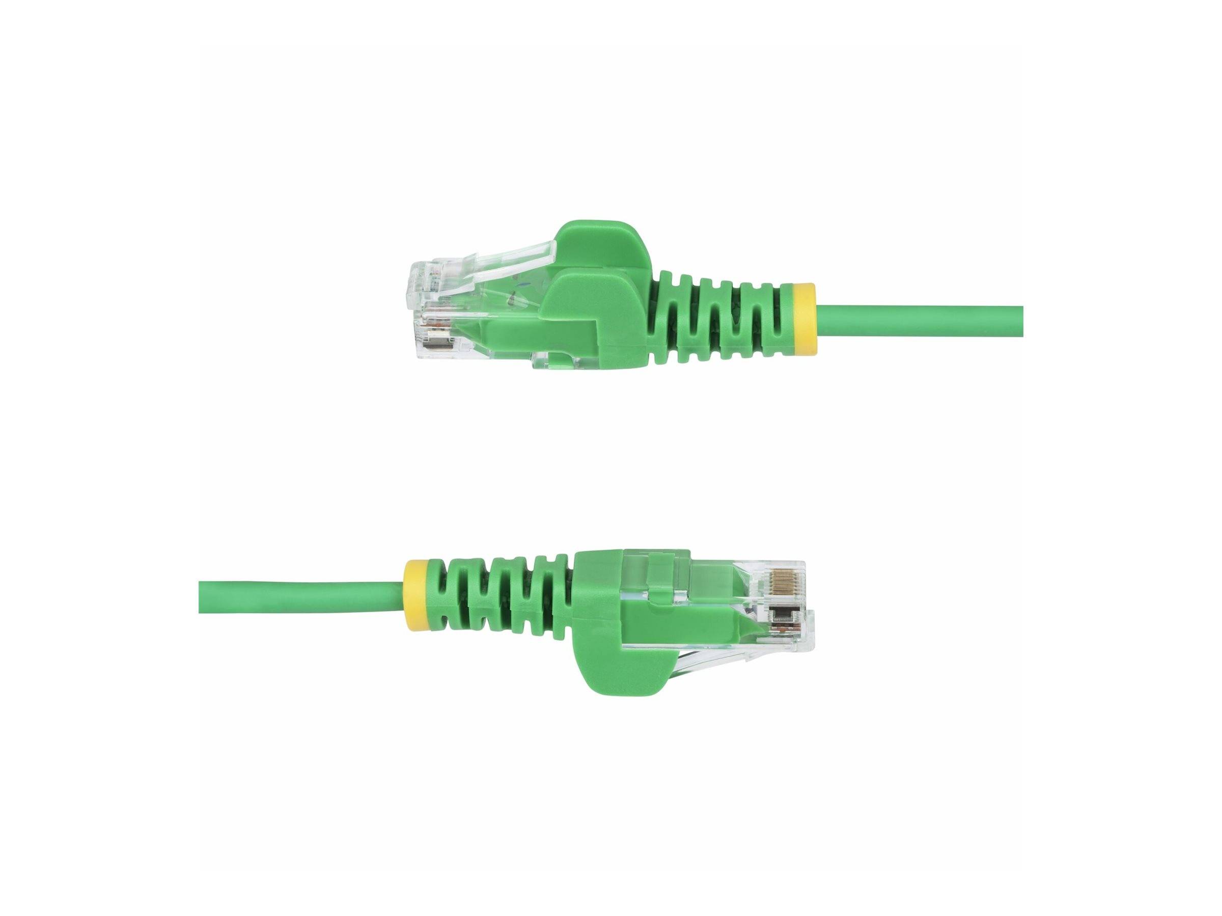 Zwei grüne Ethernet-Kabel mit gelben Akzenten an den Anschlüssen, eines über dem anderen vor einem einfarbigen weißen Hintergrund.