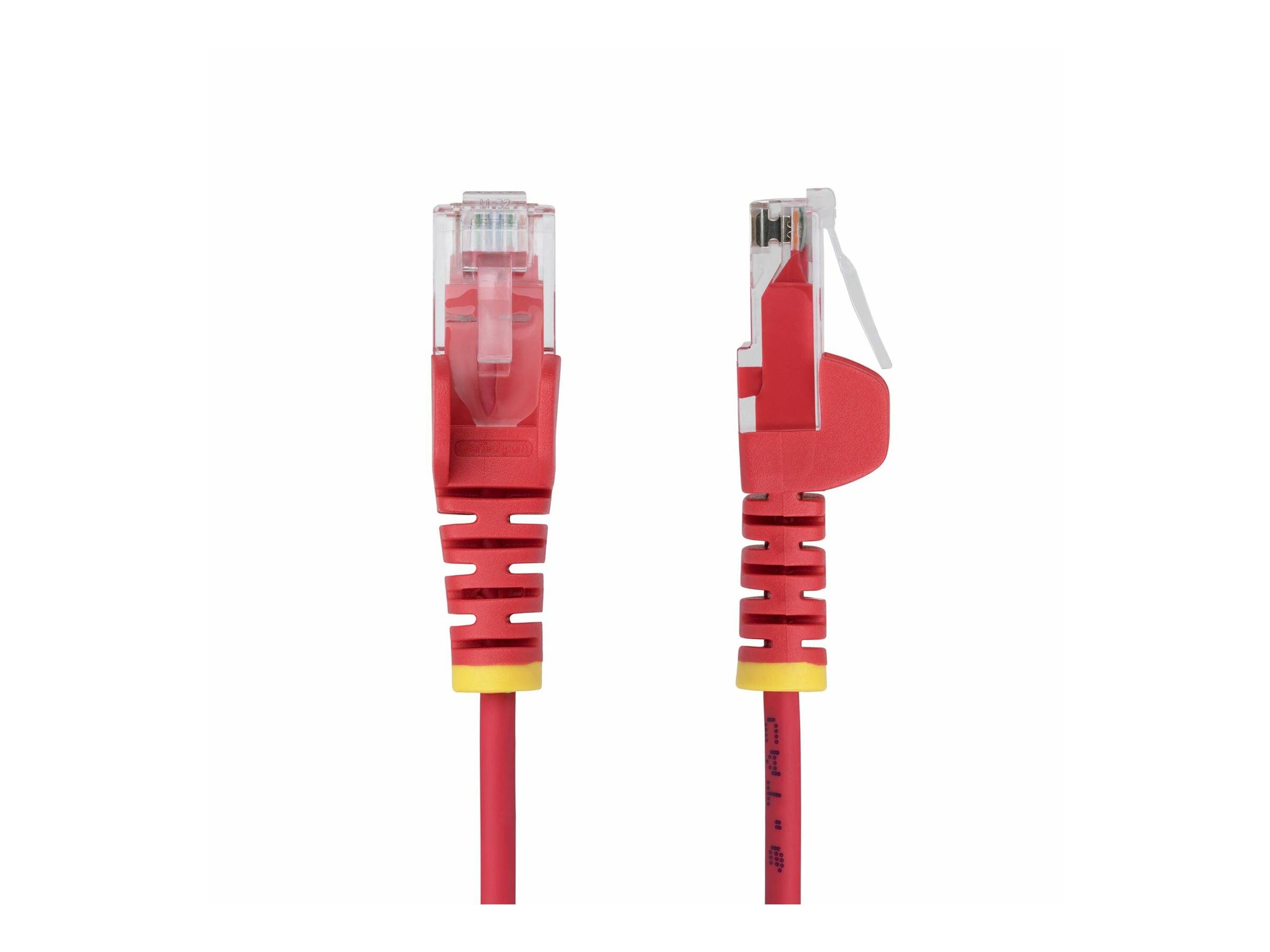 Zwei rote Ethernet-Kabel mit transparenten Steckern und gelben Akzenten, die nach vorne und hinten gerichtet sind, vor einem weißen Hintergrund.