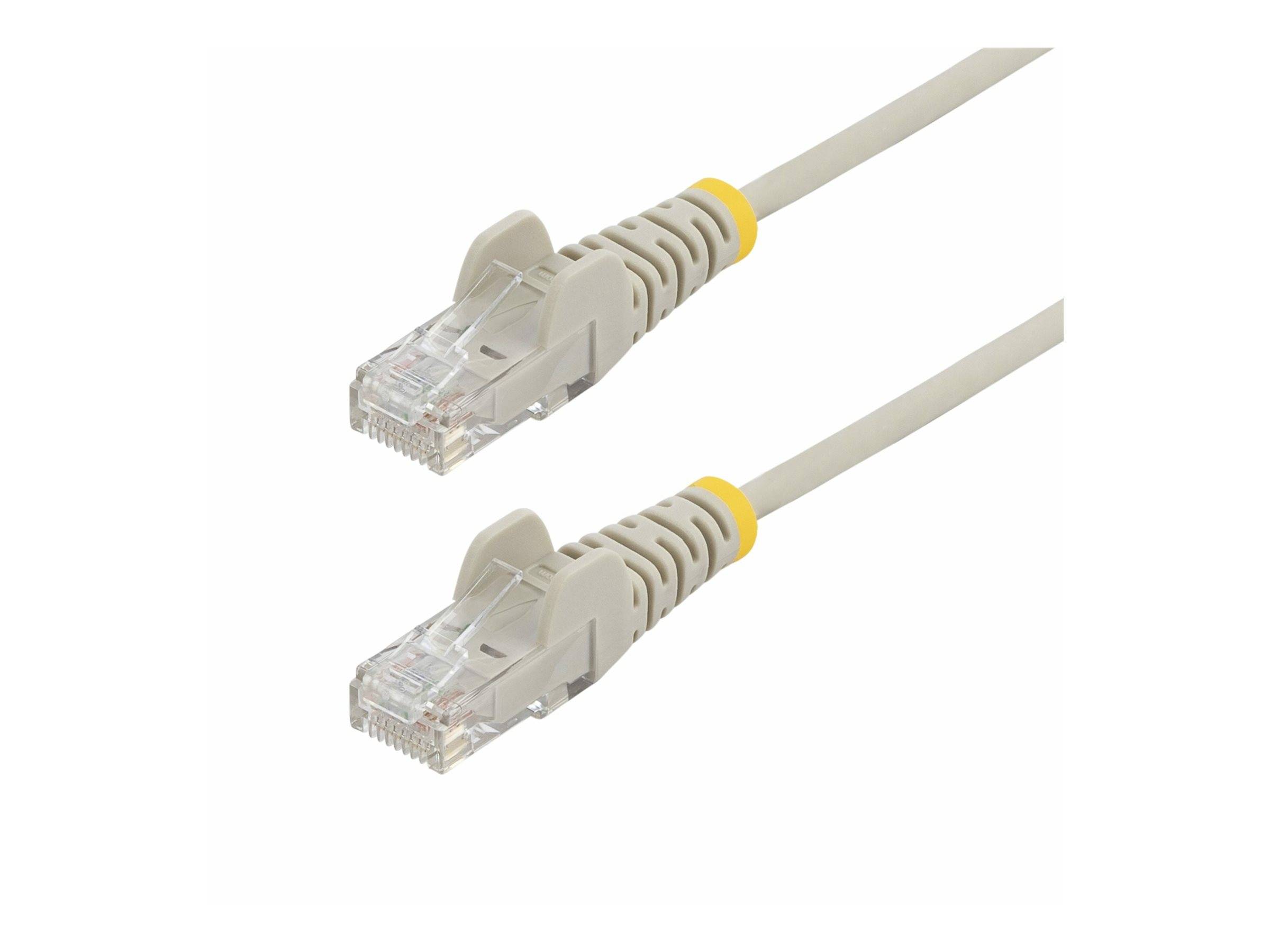 Zwei graue Ethernet-Kabel mit gelben Akzenten, die jeweils einen RJ45-Stecker aufweisen und für Netzwerkverbindungen verwendet werden.