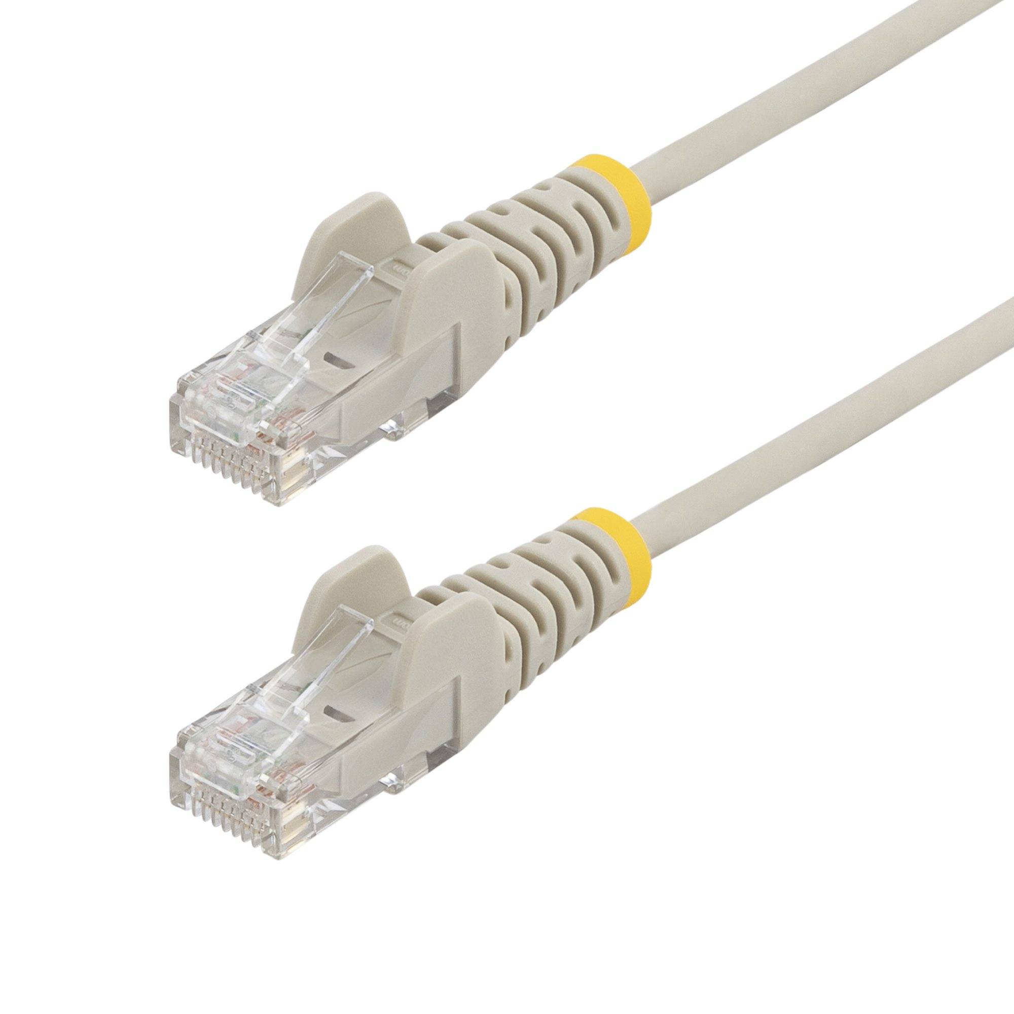 Zwei Ethernet-Netzwerkkabel mit RJ45-Steckern auf weißem Hintergrund.