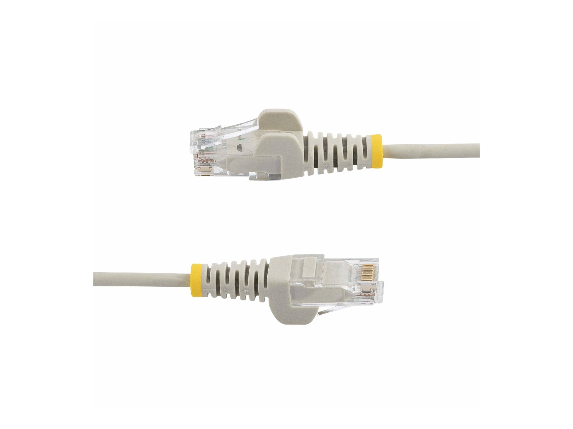 Zwei graue Ethernet-Kabel mit gelben Steckern, parallel ausgerichtet und in entgegengesetzte Richtungen zeigend, wobei das Steckerdetail zu sehen ist.