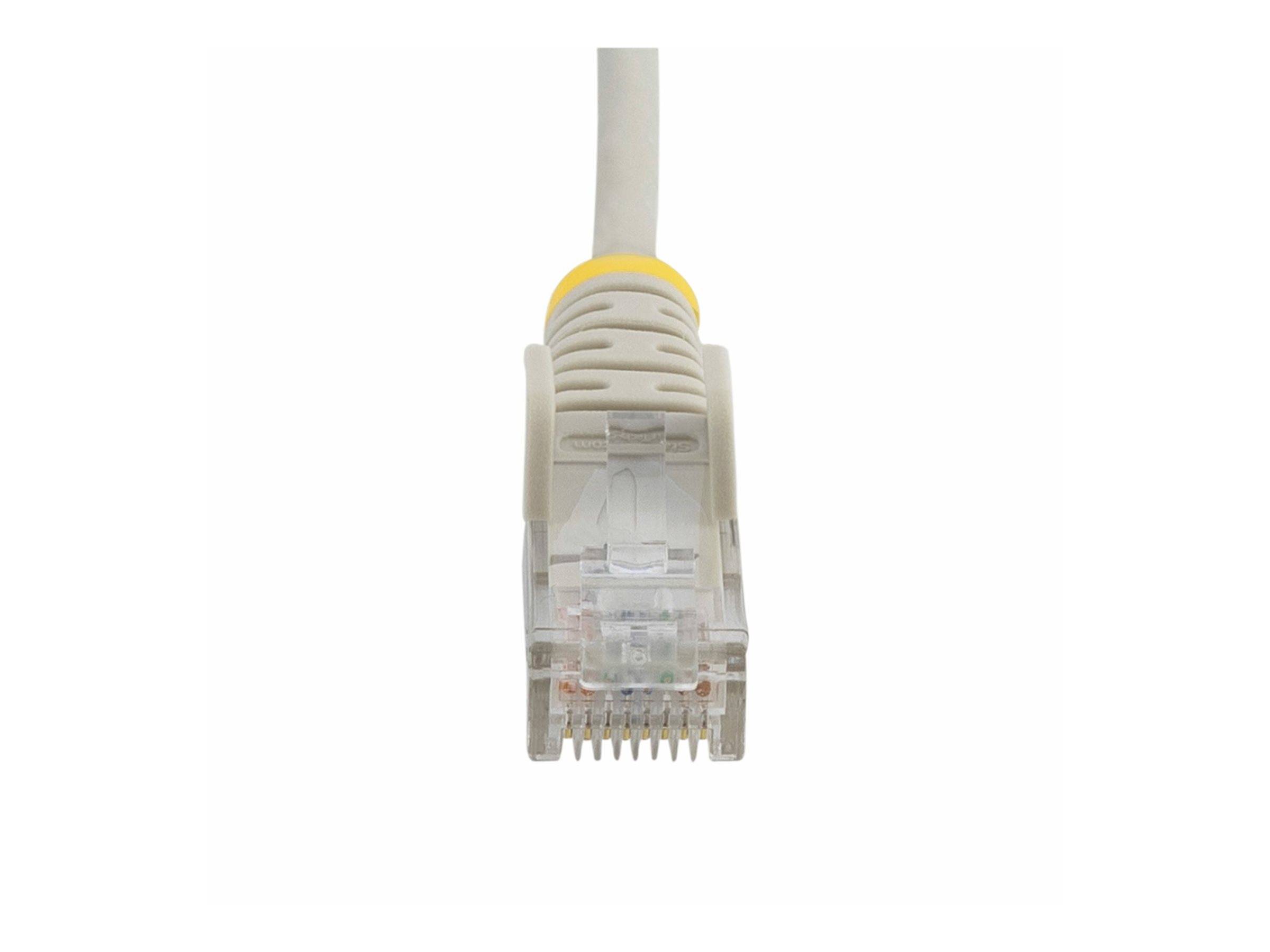 Nahaufnahme eines Ethernet-Kabelsteckers mit transparentem Kunststoffkopf und Metallstiften, verwendet für Internet- und Netzwerkverbindungen.